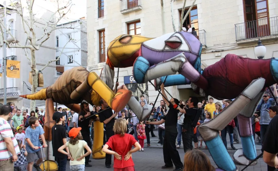Las criaturas fantásticas de “Les Nomades” llenarán de luz y música las calles de Huesca. Foto www.actuaproduccions.com