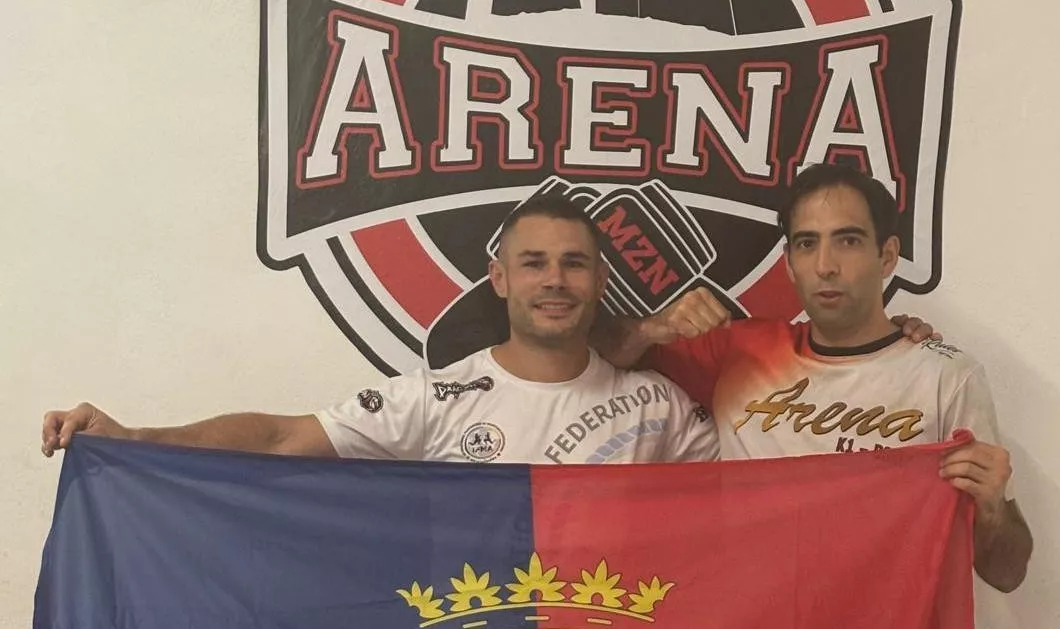 Marce y Javi, su entrenador, antes del Nacional de Muay Thai.