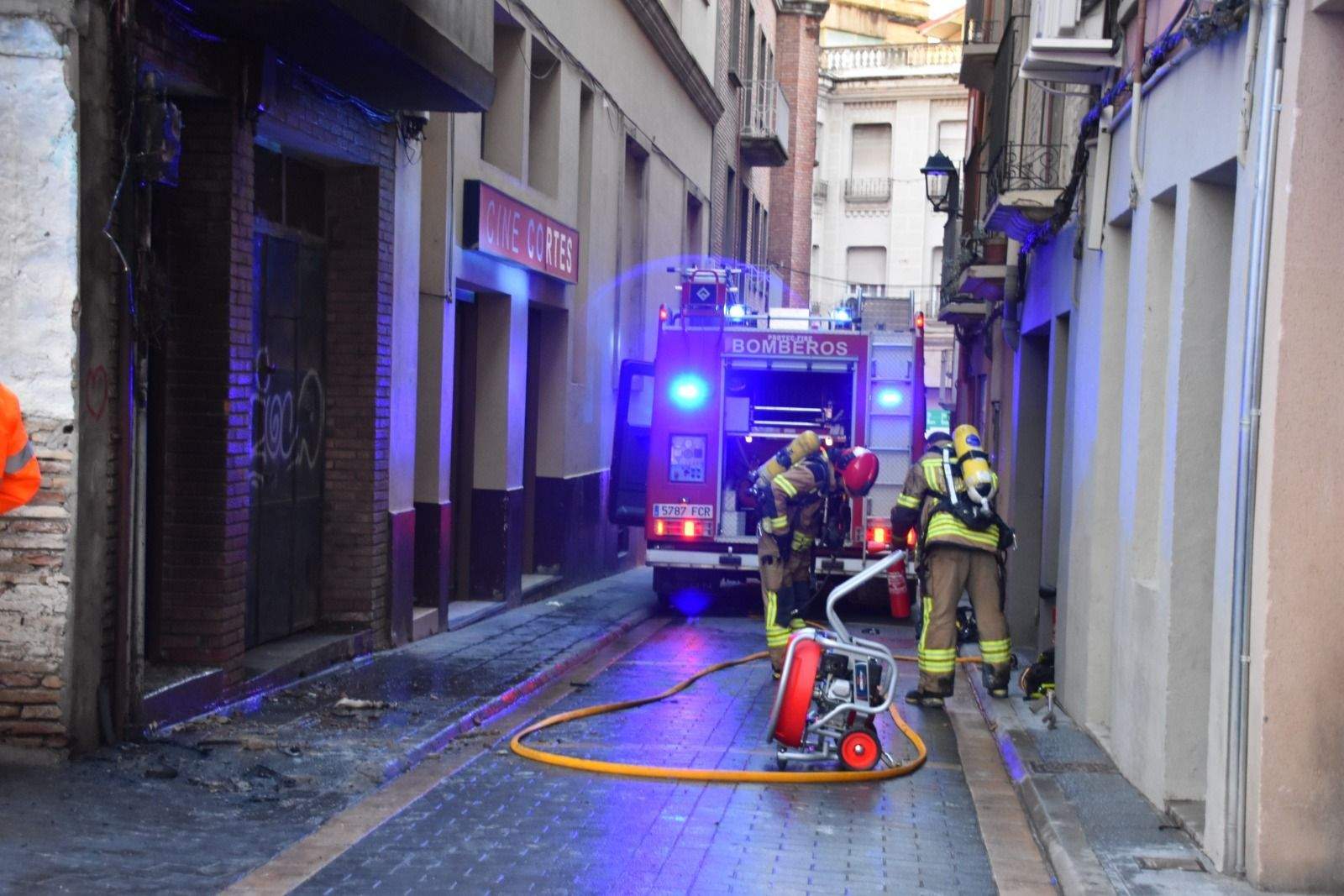 Los Bomberos trabajando en el inmueble afectado.