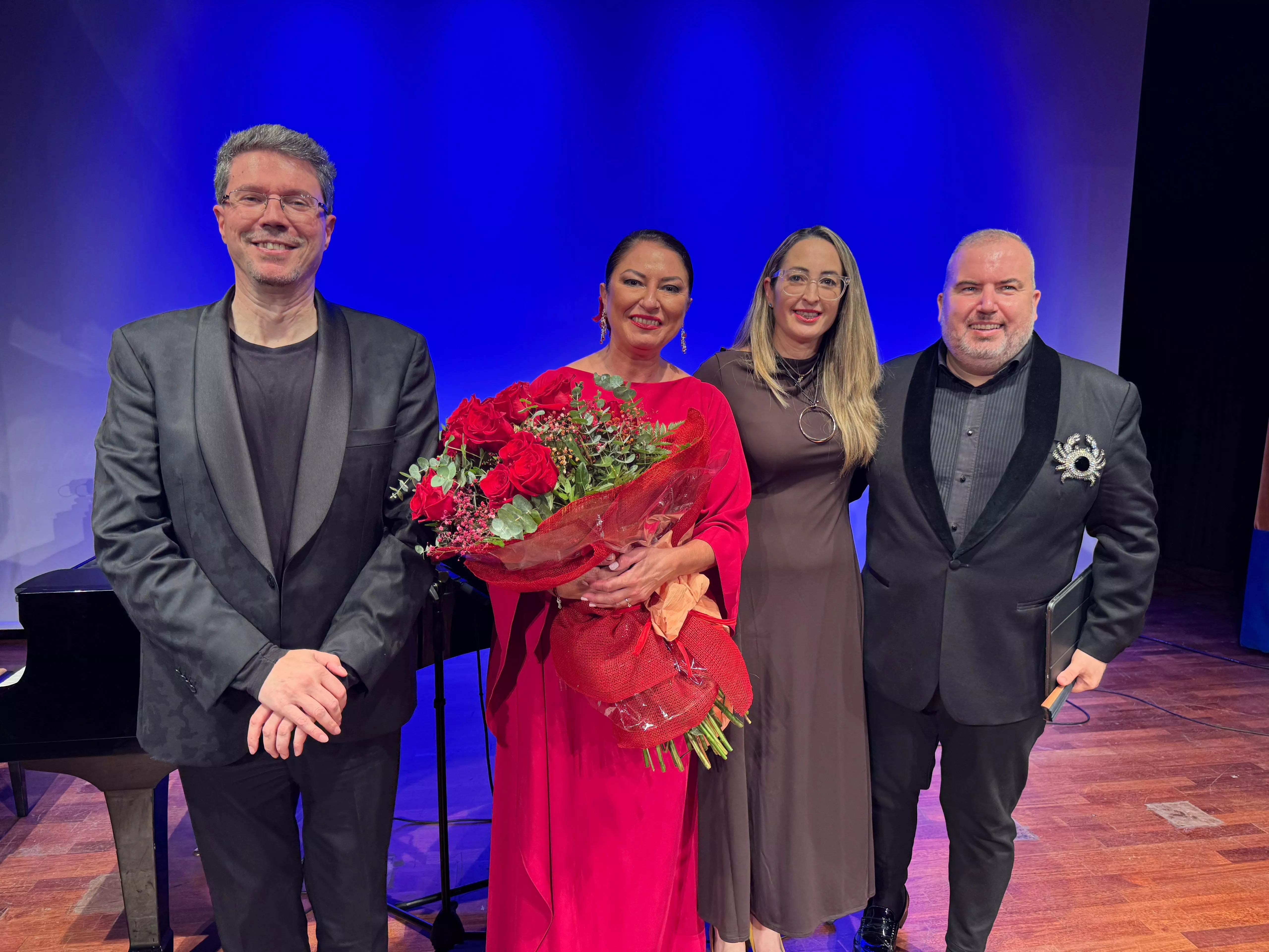 Binéfar se rinde ante la voz de Montserrat Martí Caballé. Binéfar se rinde ante la voz de Montserrat Martí Caballé.