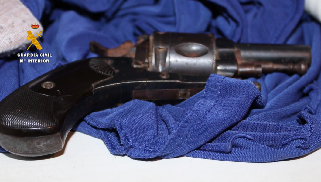 El detenido amenazaba con utilizar un arma de fuego que ha sido intervenida en su casa