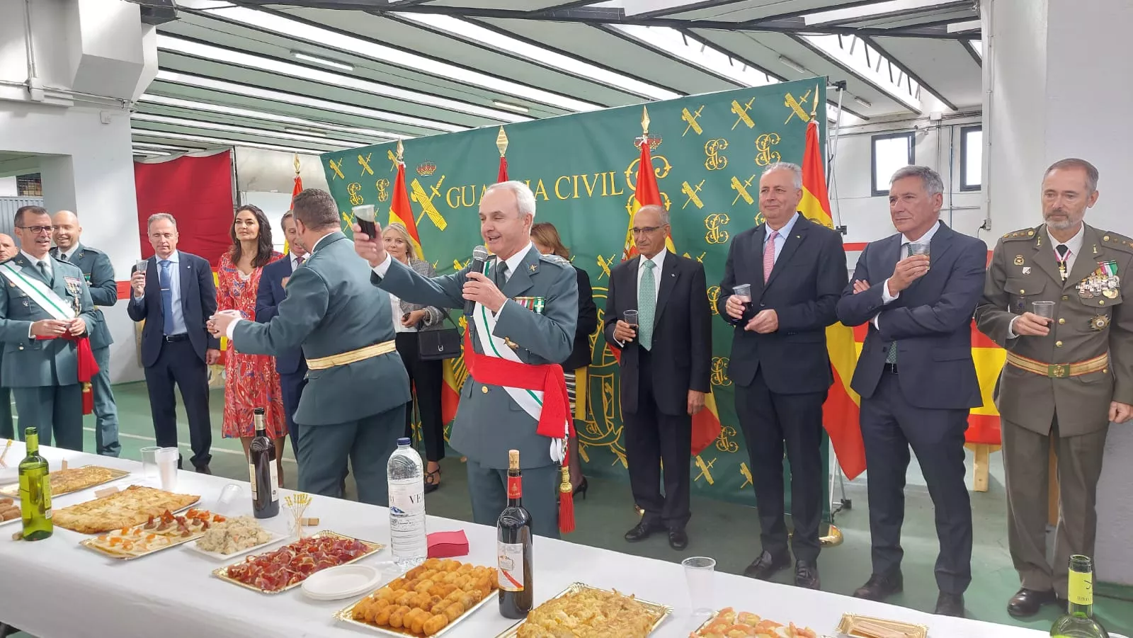 Celebración del Pilar en el cuartel de la Guardia Civil en Huesca