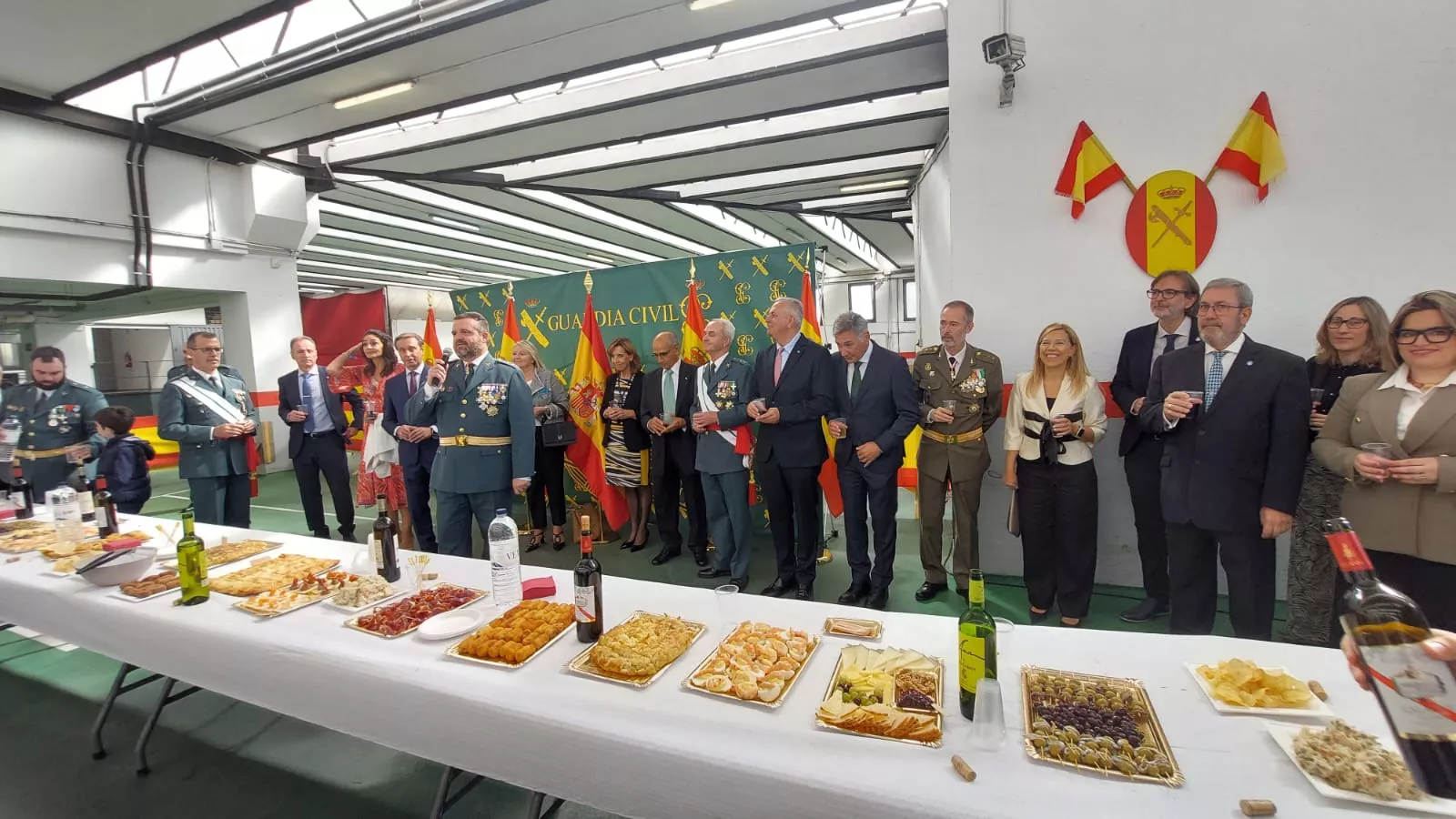 Celebración del Pilar en el cuartel de la Guardia Civil en Huesca