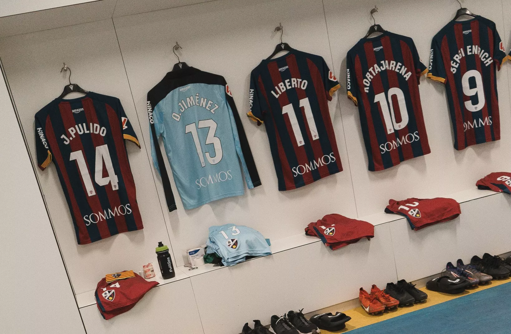 Estas son las alineaciones del Cádiz-SD Huesca: defensa de cuatro con Enol arriba