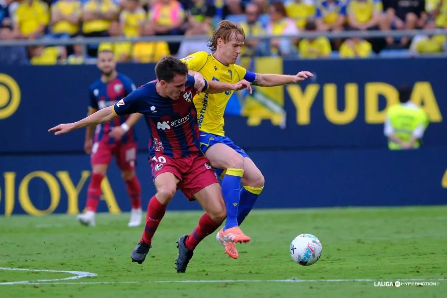 Iker Kortajarena. Los jugadores del Huesca han vendido cara la derrota