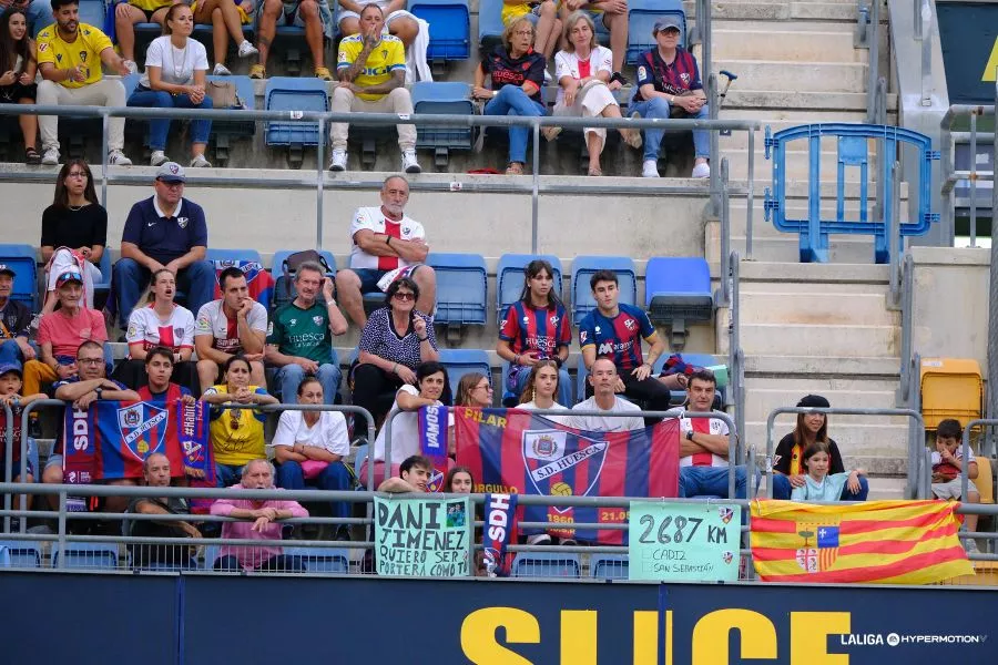 Afición del Huesca, fe sin límites contra el maleficio gaditano