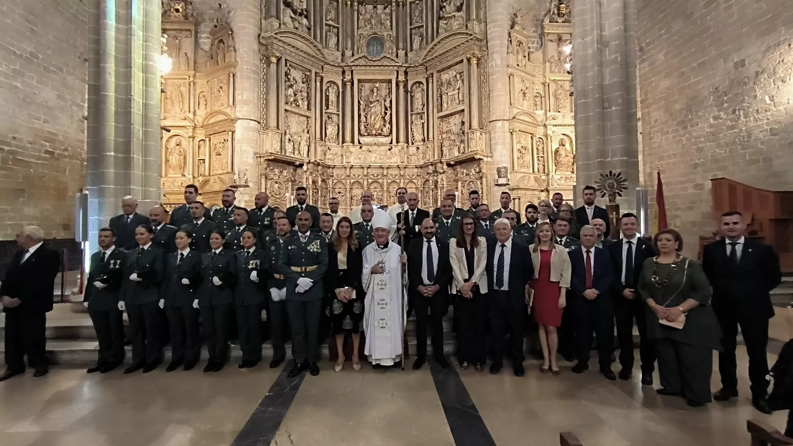 Fotografía de familia de los guardias civiles, autoridades y el obispo Ángel Pérez. Foto Ascen Lardiés