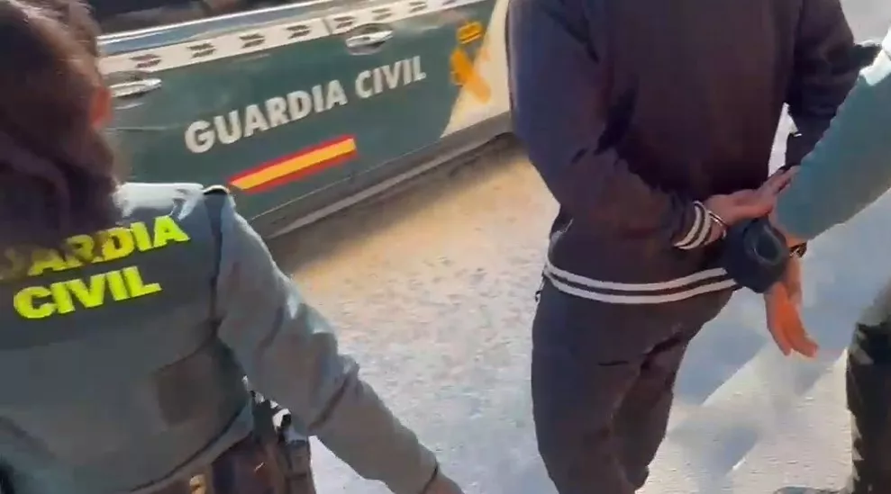 El detenido por el robo de pallets, con una pareja de la Guardia Civil