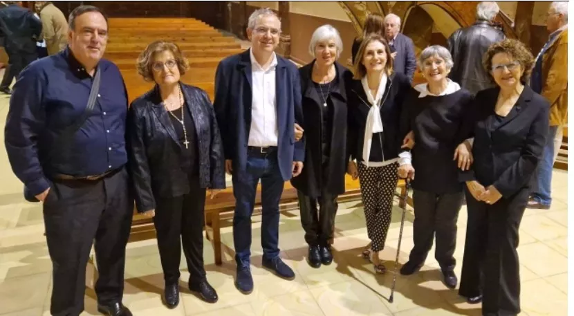 Elenco de Loa con el director, Pablo Cuevas, en el centro