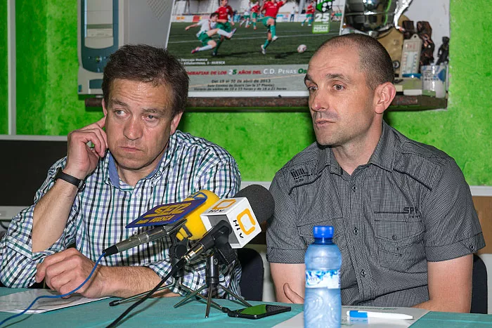 Chente Pueyo, a la derecha, junto a Ignacio Palacio, en la presentación como director deportivo del Peñas Oscenses. El exjugador del Huesca que llega al banquillo del Real Zaragoza como segundo entrenador. Foto: CD Peñas Oscenses