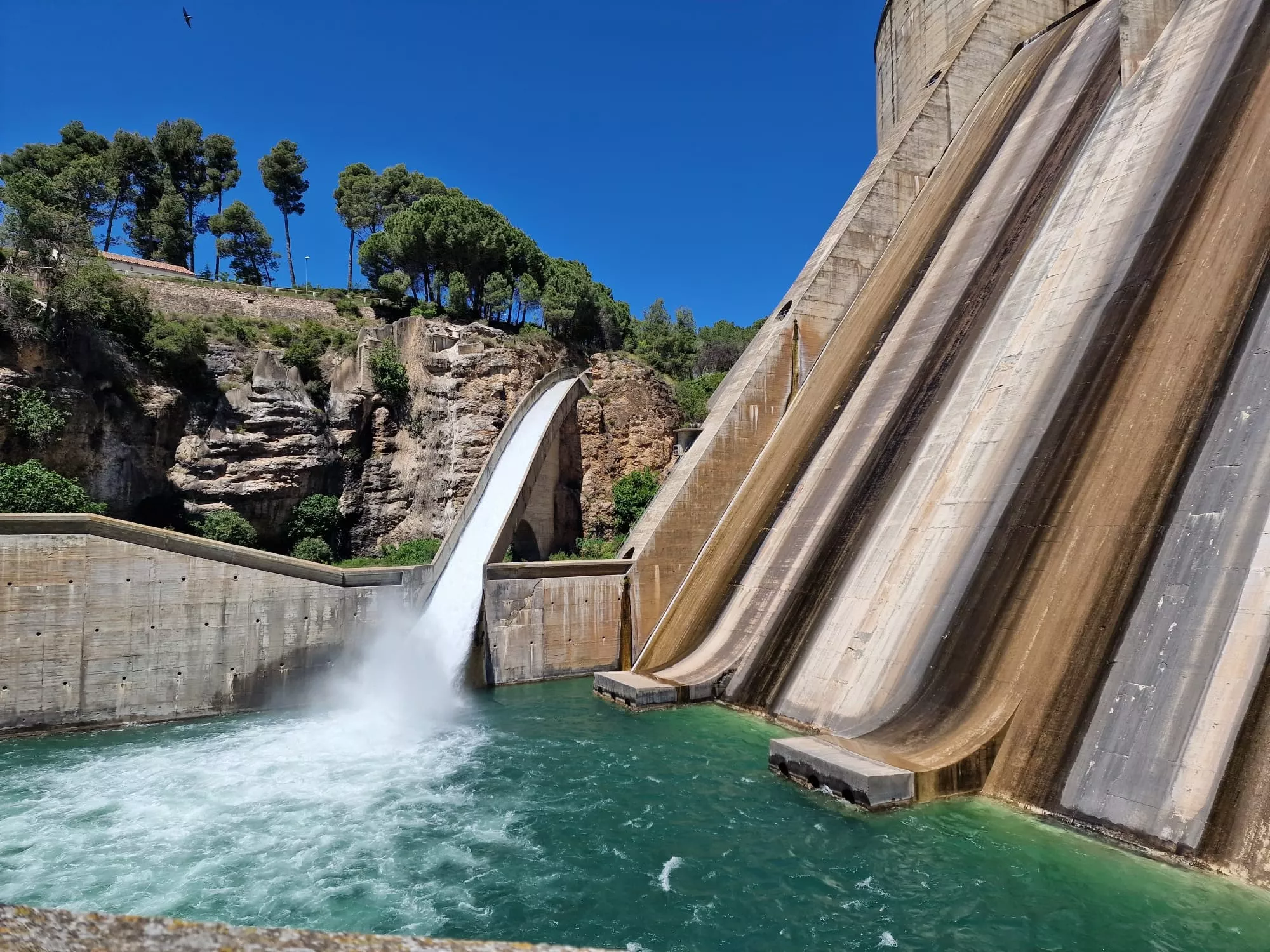 El Grado baja su nivel para una reparación que refuerza la seguridad del embalse.