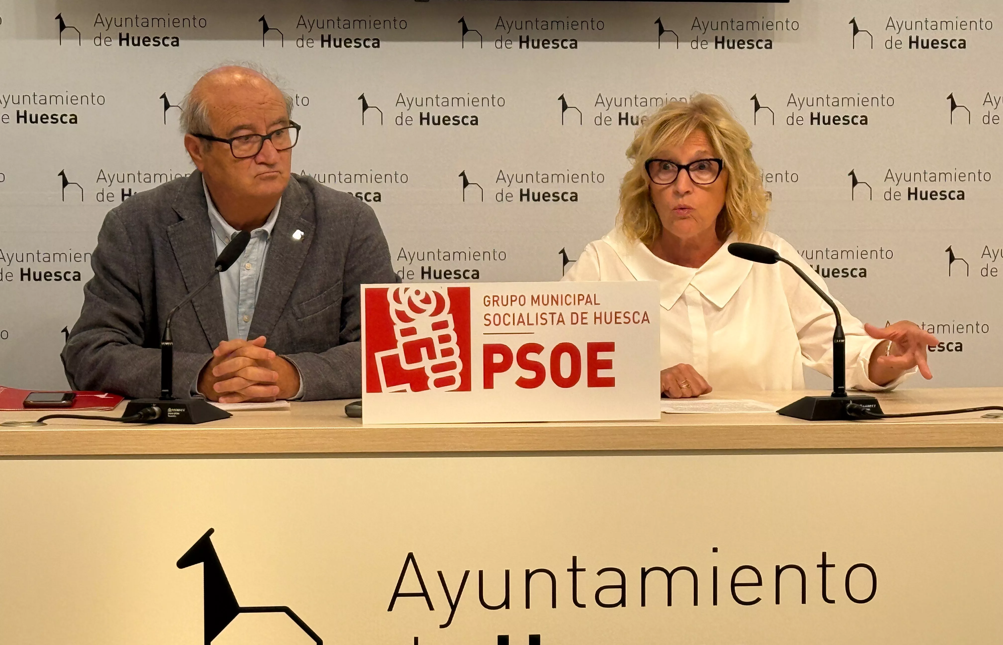 Romance y Salazar en la presentación de la propuesta del PSOE para las ordenanzas 2026. Romance y Salazar en la presentación de la propuesta del PSOE para las ordenanzas 2026.