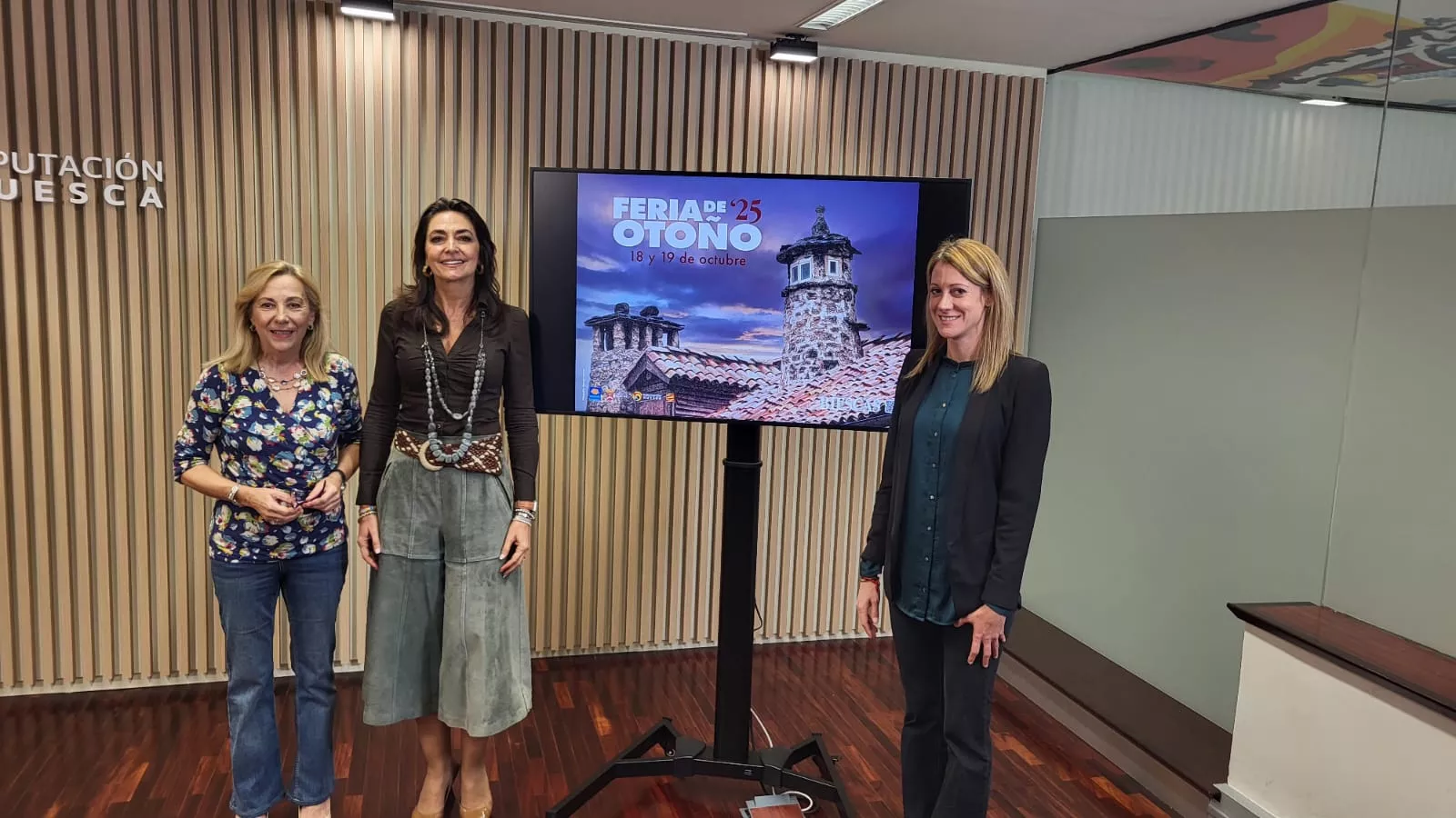 Isabel Manglano, Celsa Rufas y Lorena Cajal en la presentación de la Feria de Otoño de Biescas