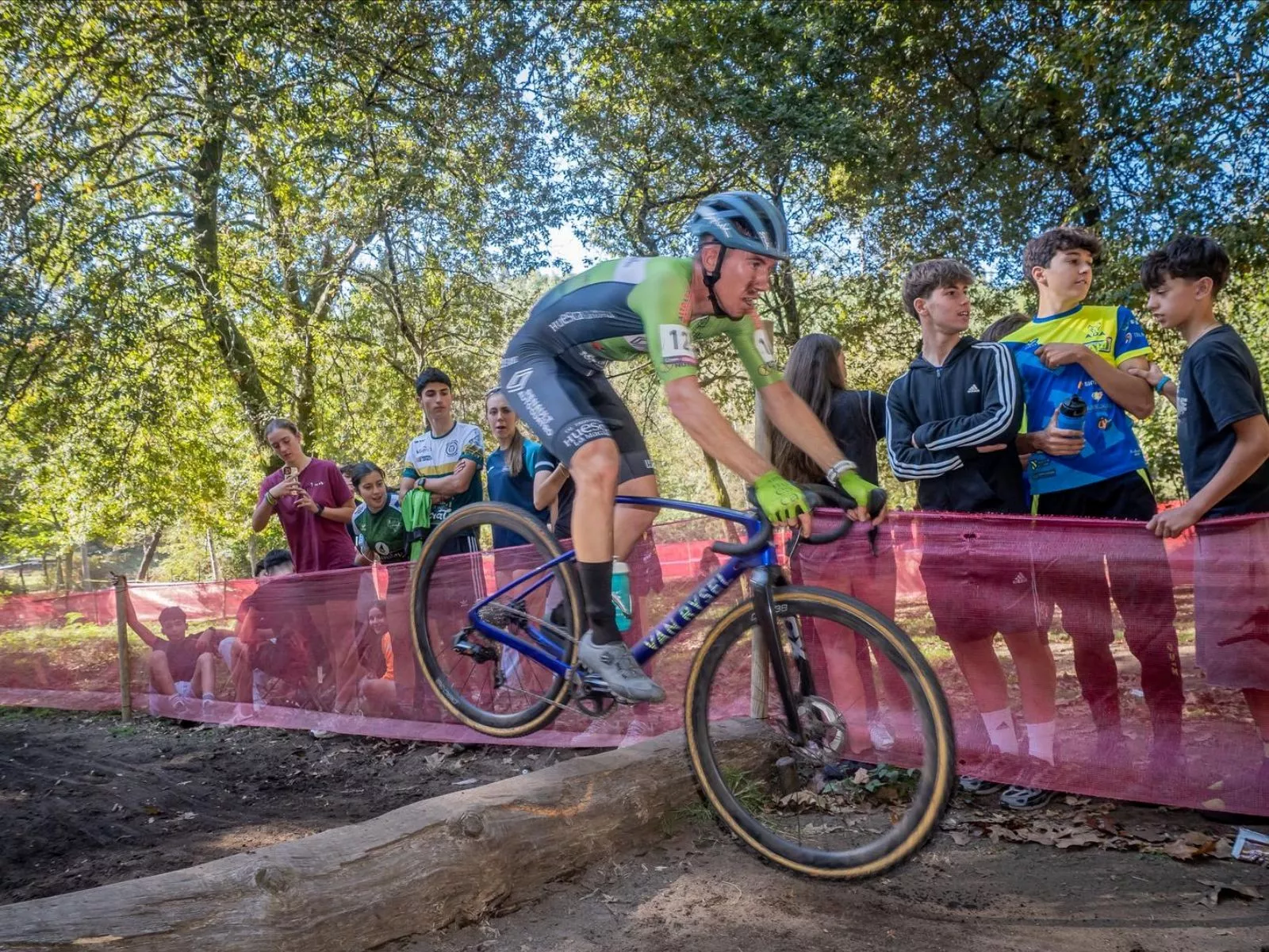 Los corredores del Huesca La Magia se lucen entre el barro gallego