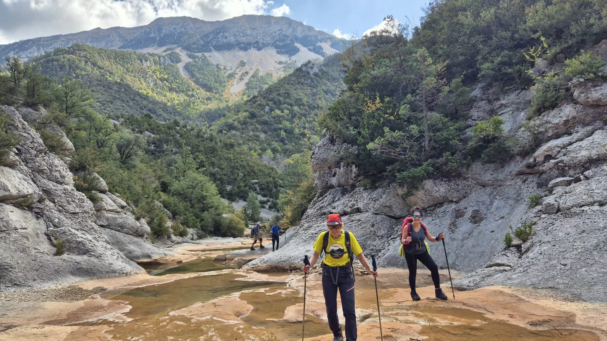 El barranco Cuello con la norte de Guara al fondo.