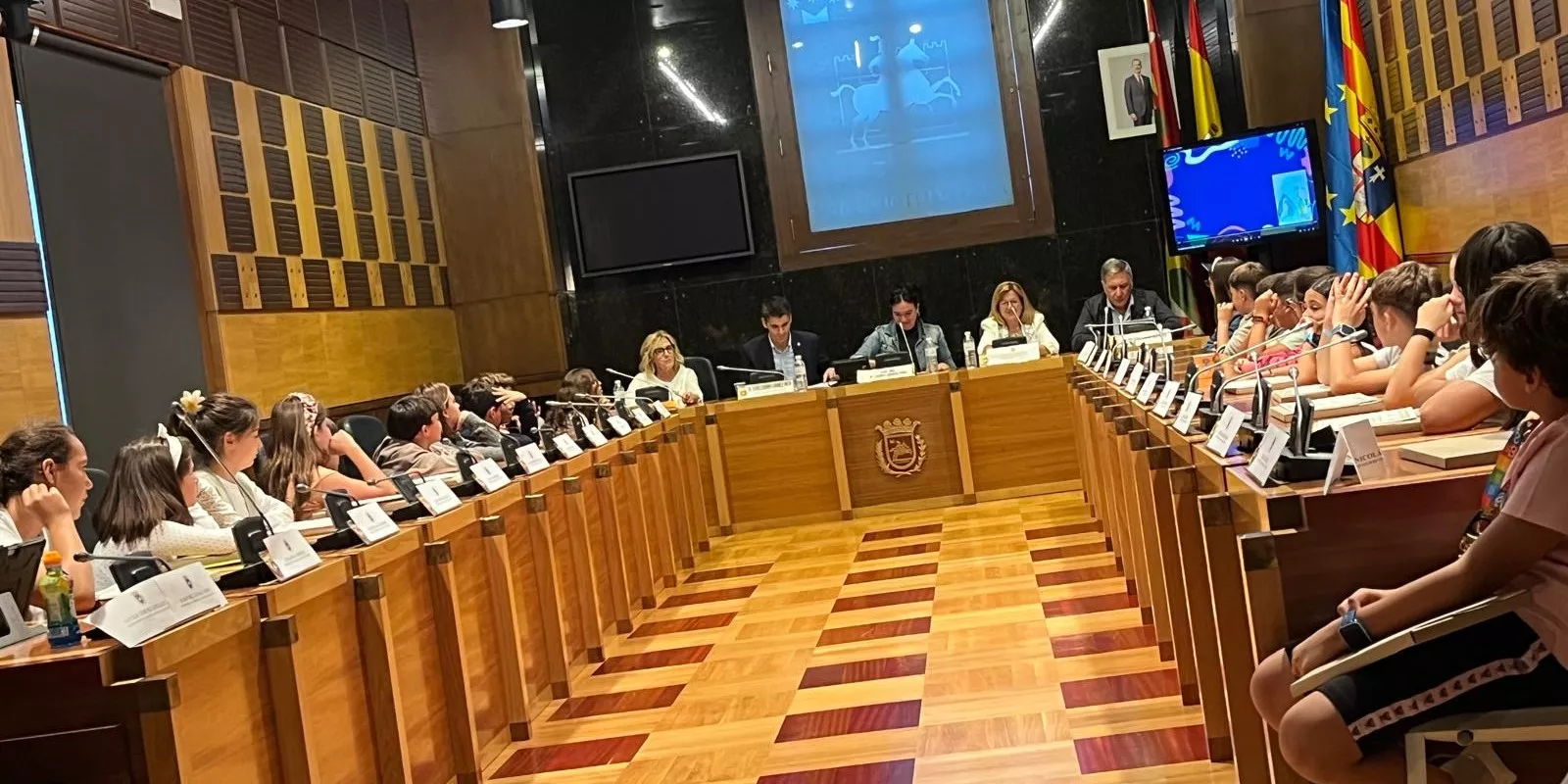 Constitución del nuevo consejo de la Ciudad de las Niñas y los Niños de Huesca. Foto Mercedes Manterola