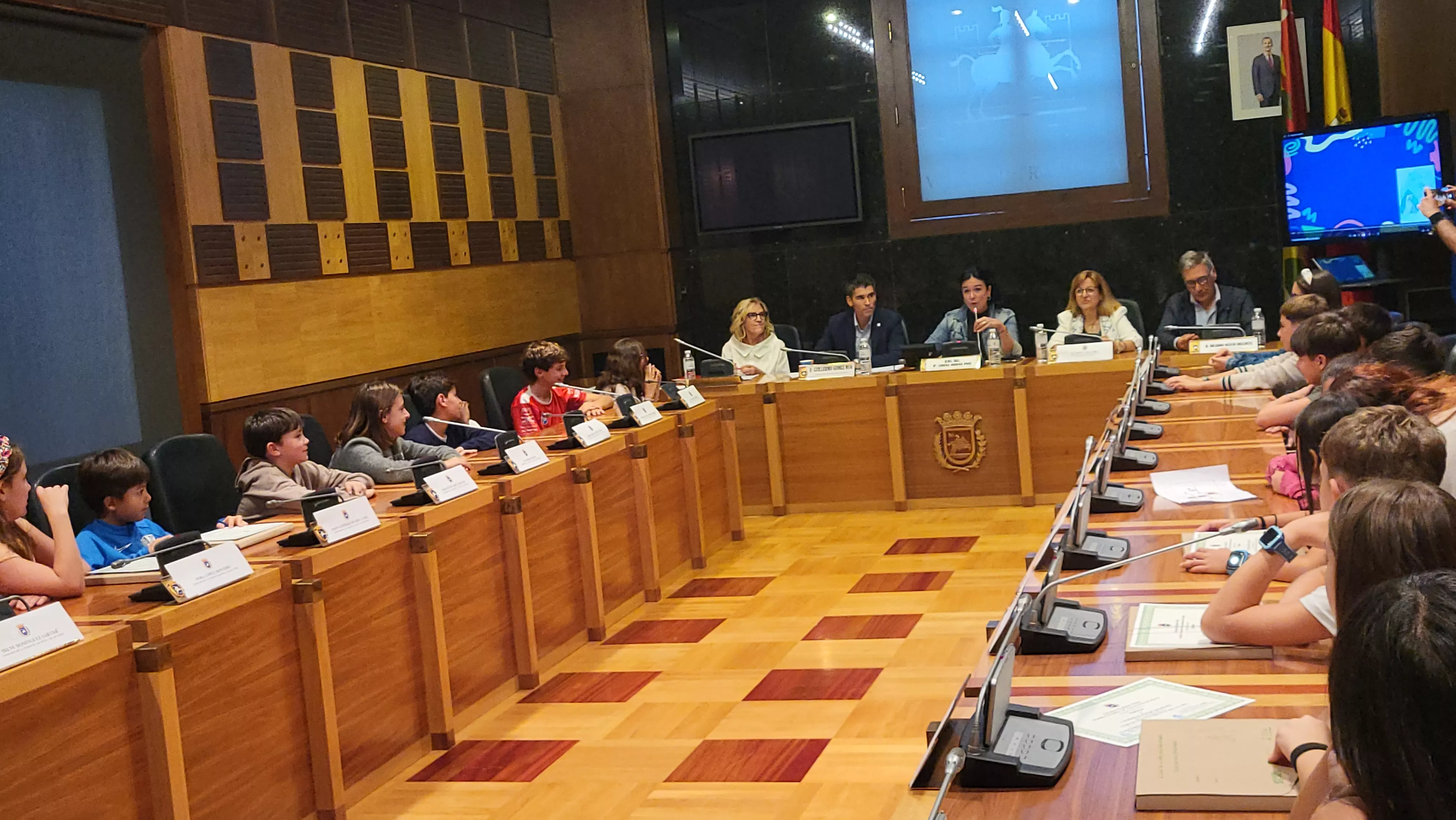 Constitución del nuevo consejo de la Ciudad de las Niñas y los Niños de Huesca. Foto Mercedes Manterola