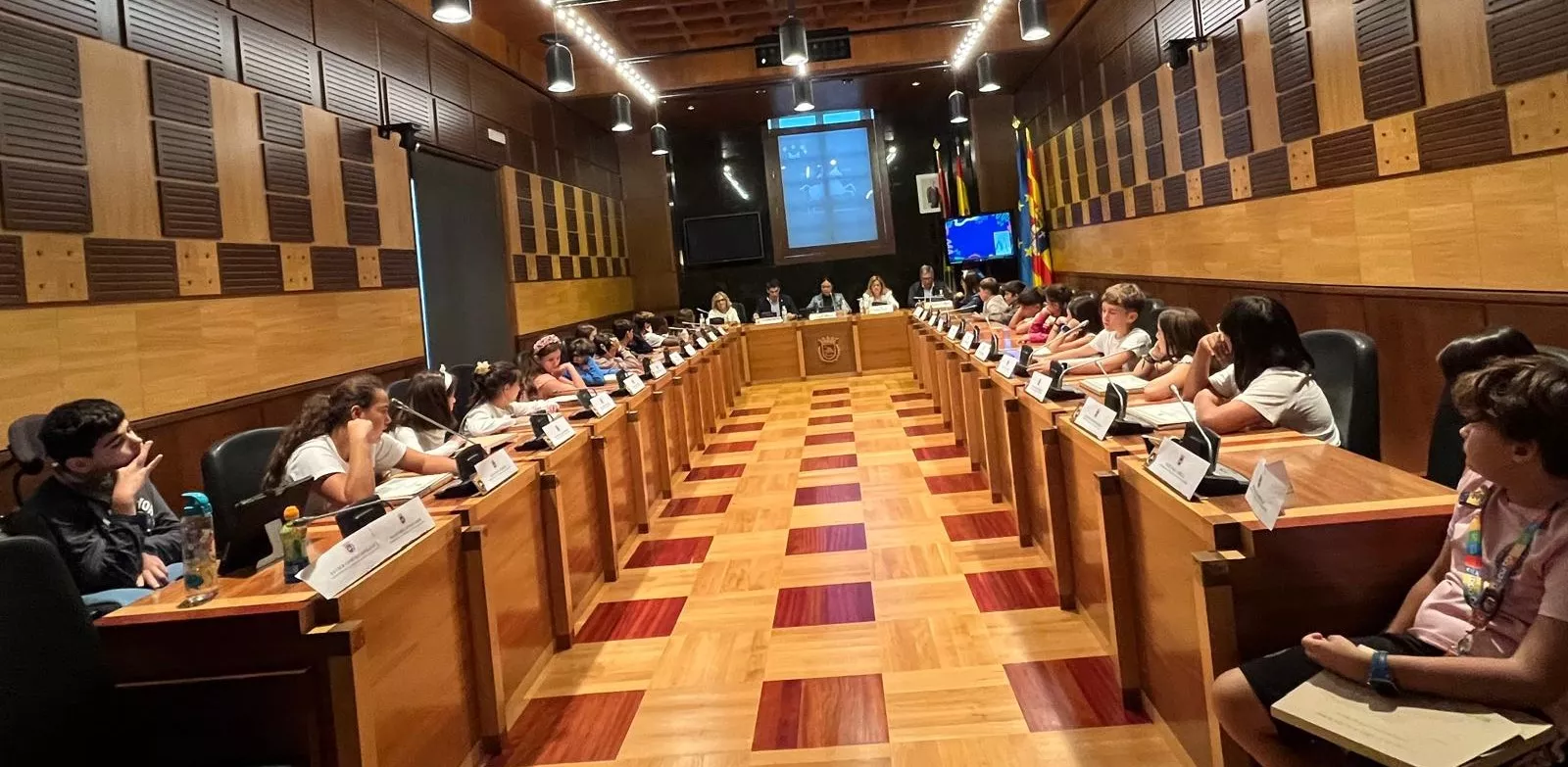 Constitución del nuevo consejo de la Ciudad de las Niñas y los Niños de Huesca. Foto Mercedes Manterola