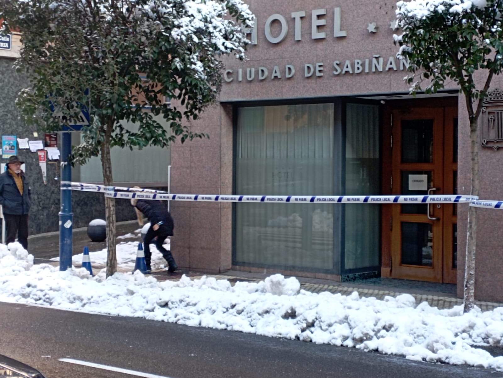 Calle acordonada por riesgo de caída de nieve en Sabiñánigo
