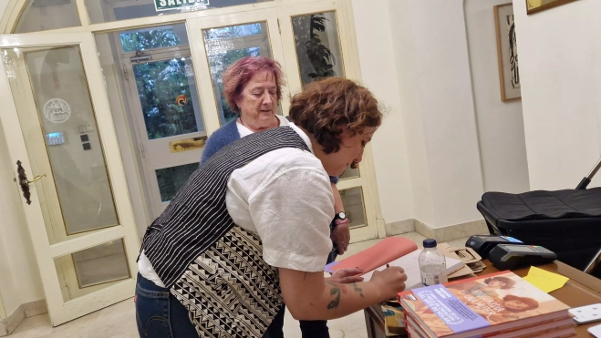 Clara de Frutos, firmando ejemplares. Foto Myriam Martínez Clara de Frutos, firmando ejemplares. Foto Myriam Martínez