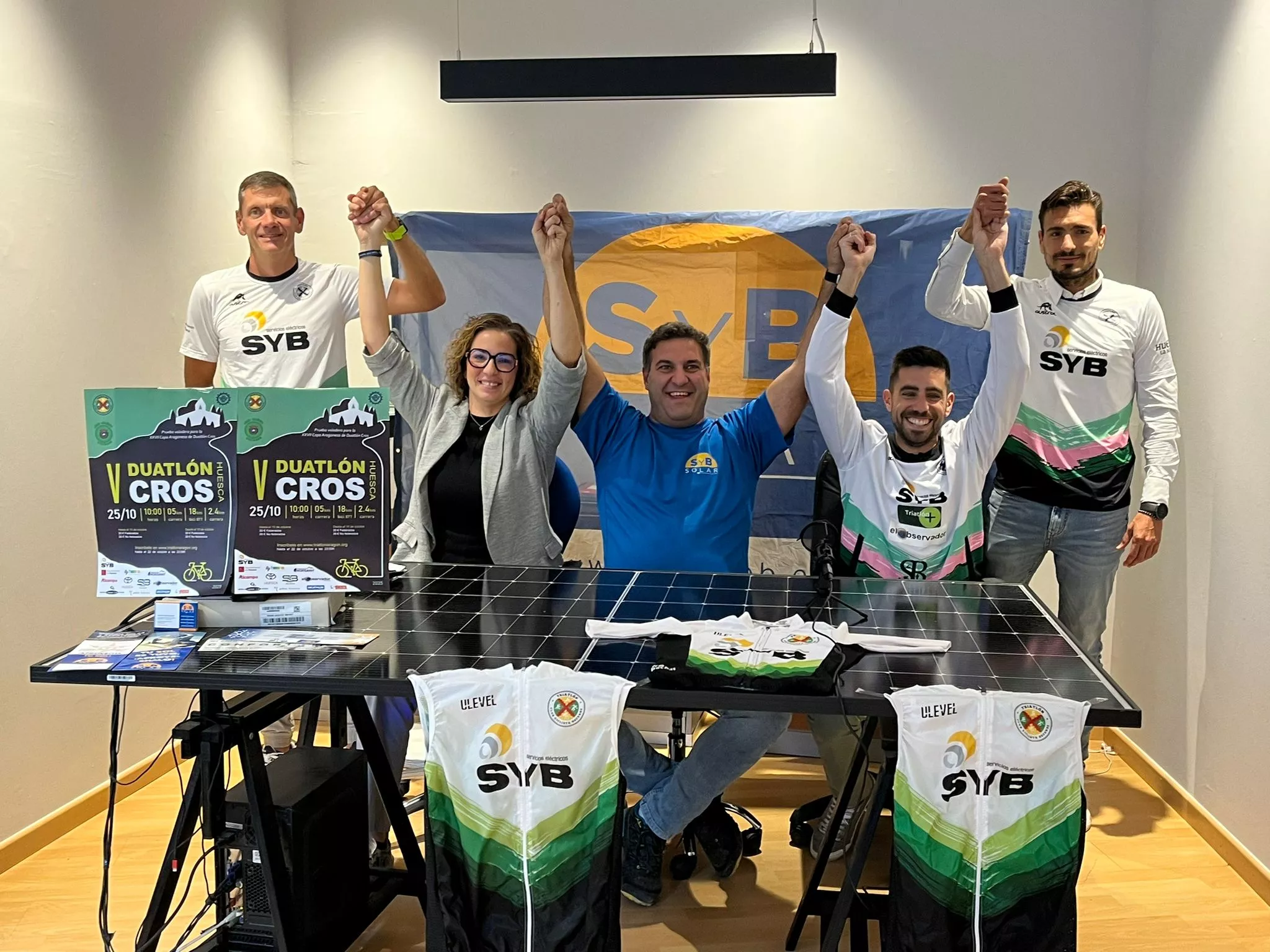 Presentación del V Duatlón Cros Ciudad de Huesca en SyB Solar, con Aída Giménez, Santi Abenoza y Sergio Bueno. Foto: Adri Mora