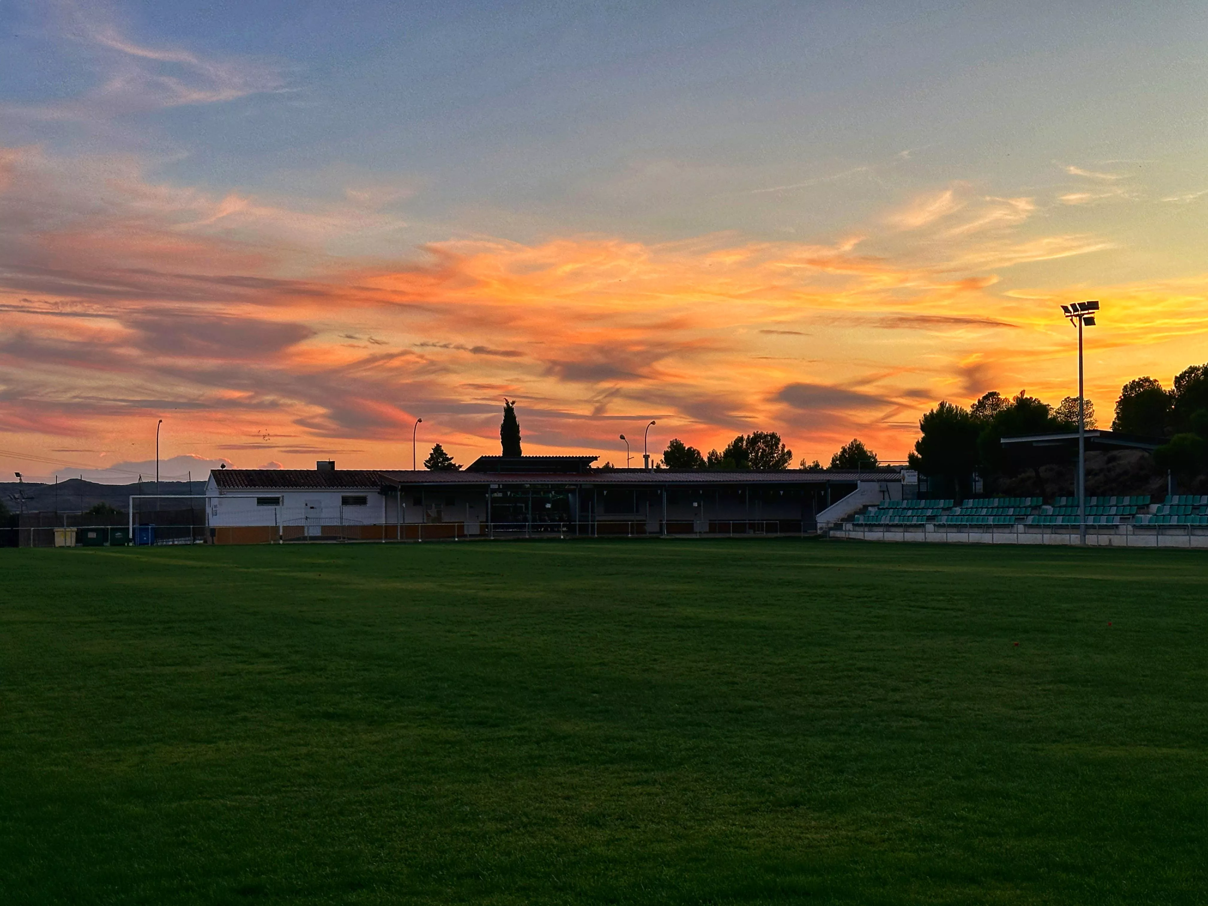 Las Tejerías de Castejón ya luce césped natural: "Esto era impensable para nosotros"