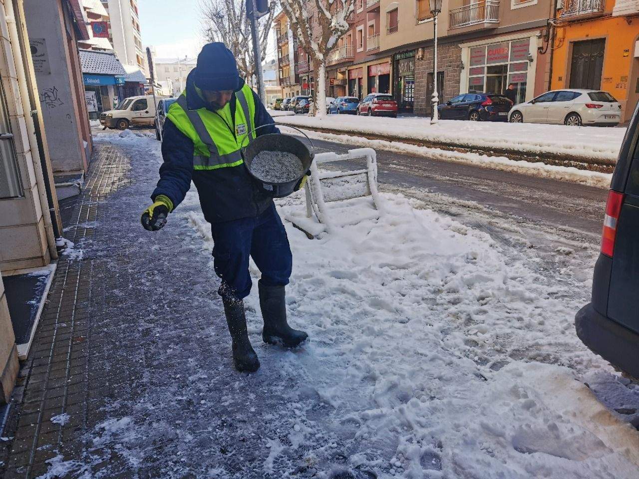Actuando en las aceras de Jaca ante la previsión de descenso de temperaturas
