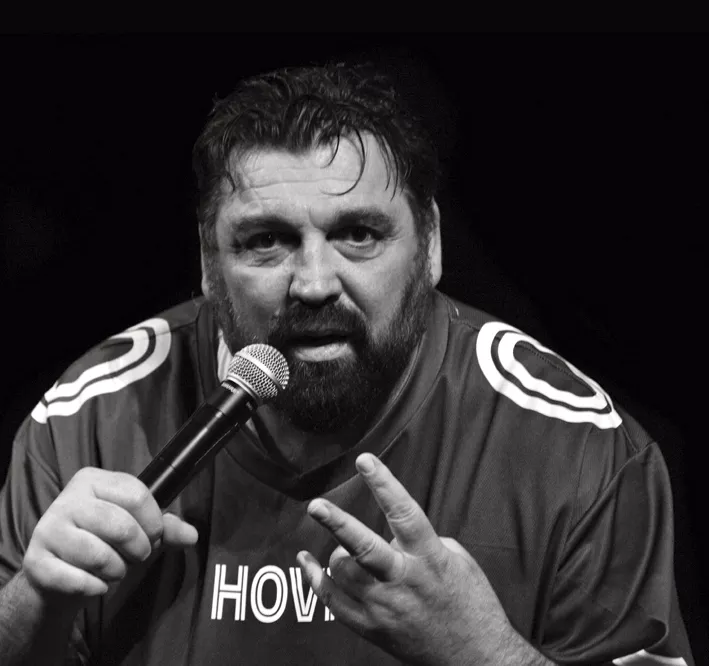 Hovik en uno de sus monólogos