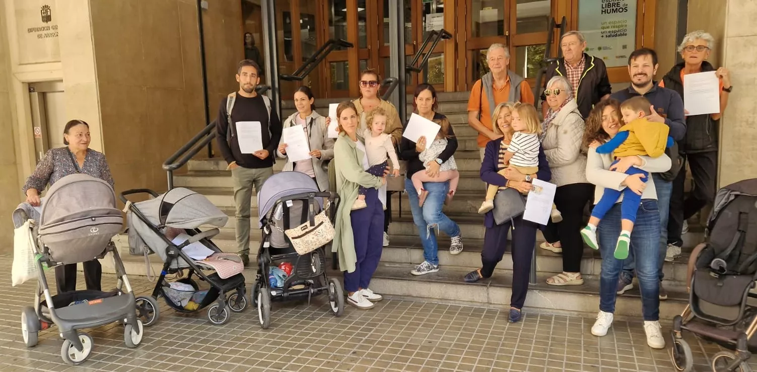 Concentración ante la sede de la Dirección Provincial de Educación de familias del CEIP El Parque. Foto Myriam Martínez Concentración ante la sede de la Dirección Provincial de Educación de familias del CEIP El Parque. Foto Myriam Martínez