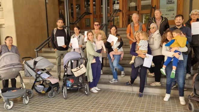 Concentración ante la sede de la Dirección Provincial de Educación de familias del CEIP El Parque. Concentración ante la sede de la Dirección Provincial de Educación de familias del CEIP El Parque.