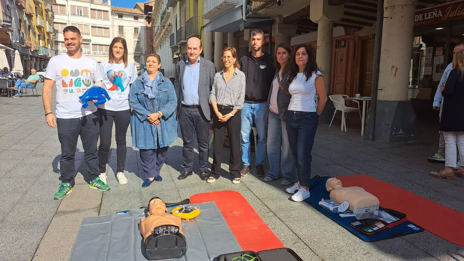 Enfermeros con las autoridades en la Plaza del Mercado con motivo de la jornada de reanimación cardiopulmonar protagonizada por Enfermería del Hospital de Barbastro