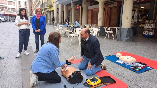 El alcalde aprende cómo realizar una RCP El alcalde aprende cómo realizar una RCP