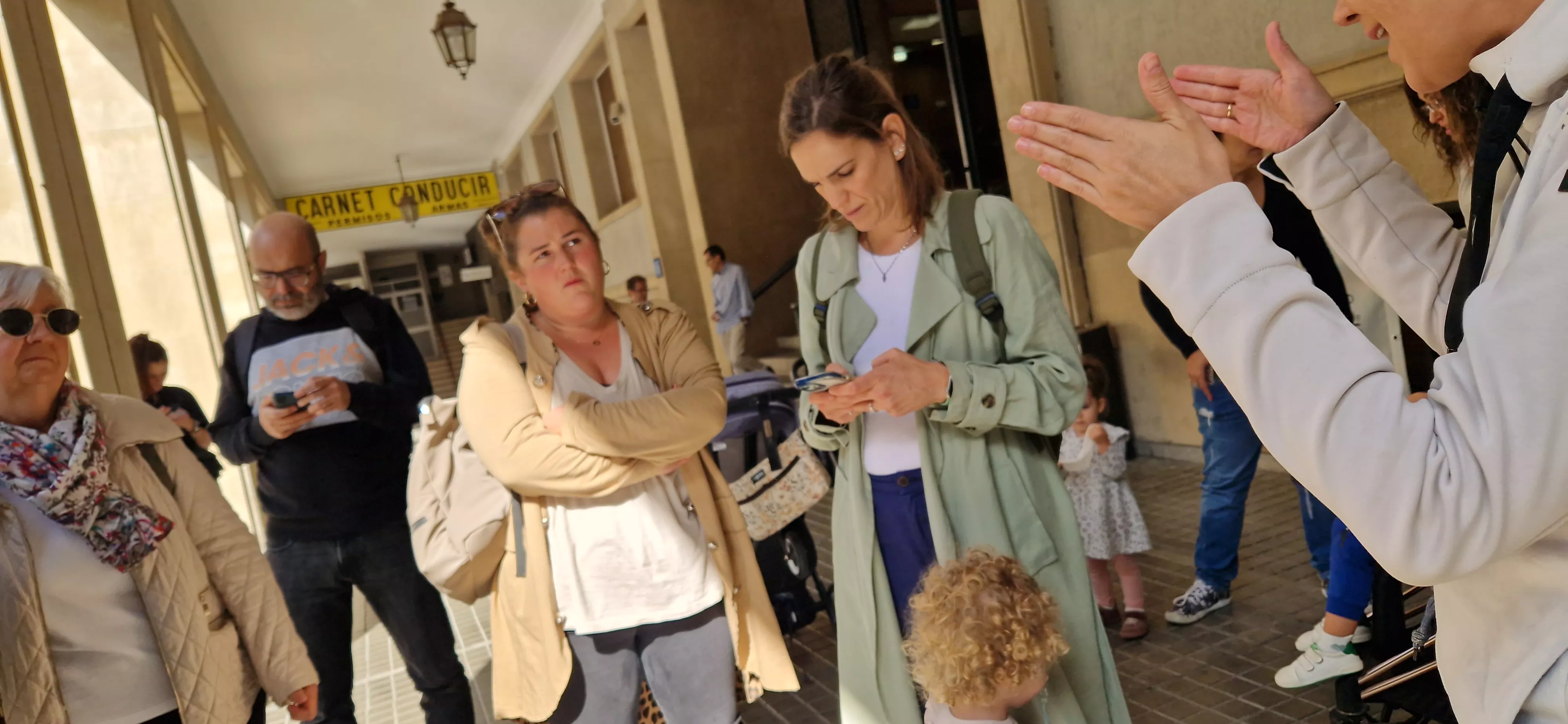 Las familias se han concentrado ante la Dirección Provincial de Educación este jueves. Foto Myriam Martínez