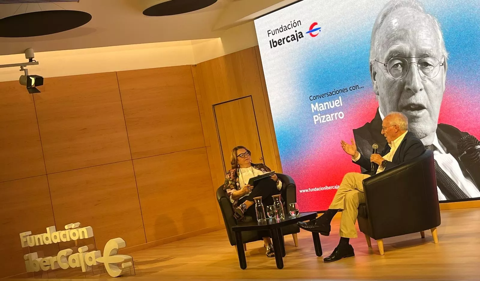 Manuel Pizarro, en conversación con Genoveva Crespo en Huesca. Foto Mercedes Manterola