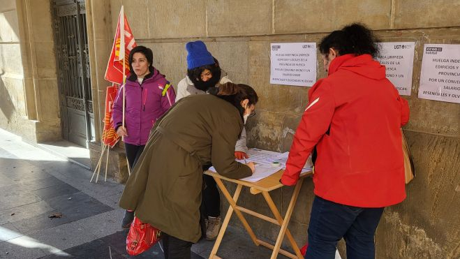 Una ciudadana firma en la mesa habilitada en los Porches