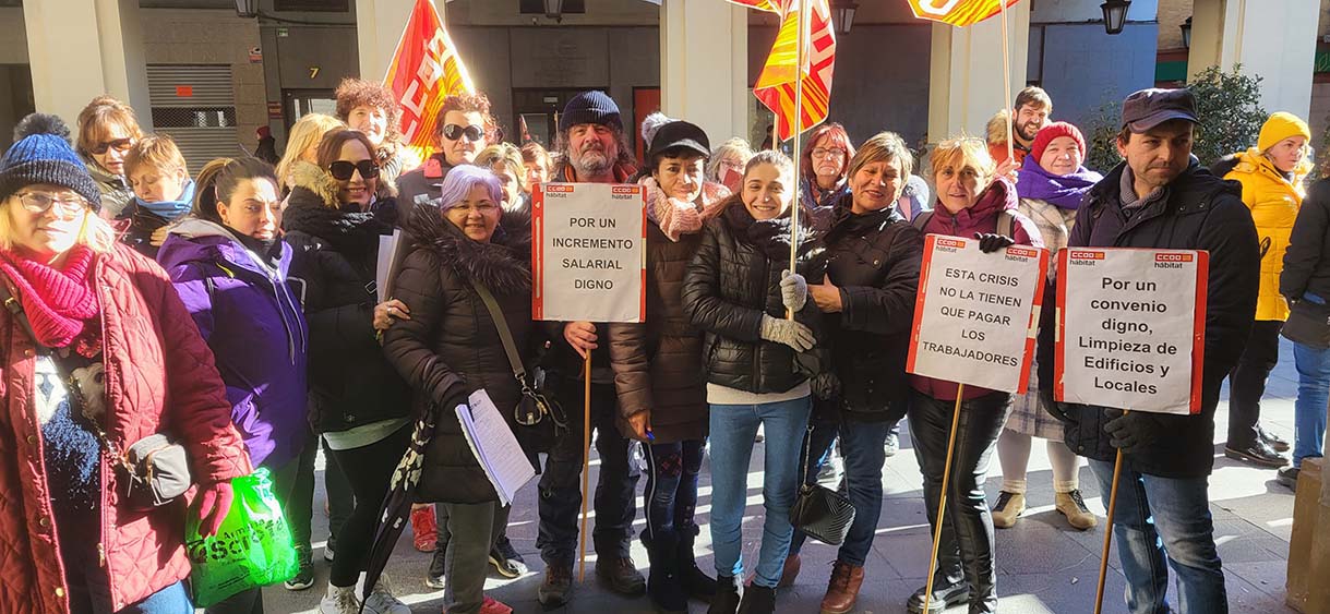 Manifestantes en los Porches de Galicia Manifestantes en los Porches de Galicia