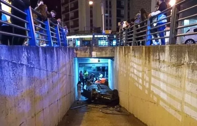 Un coche vuelca en el parking Pirineos de Jaca tras una distracción del conductor