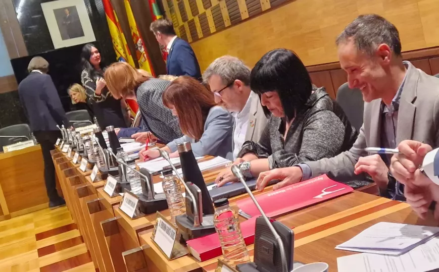 El PSOE de Huesca exige a Lorena Orduna que cese a Susana Oliván. El PSOE de Huesca exige a Lorena Orduna que cese a Susana Oliván.