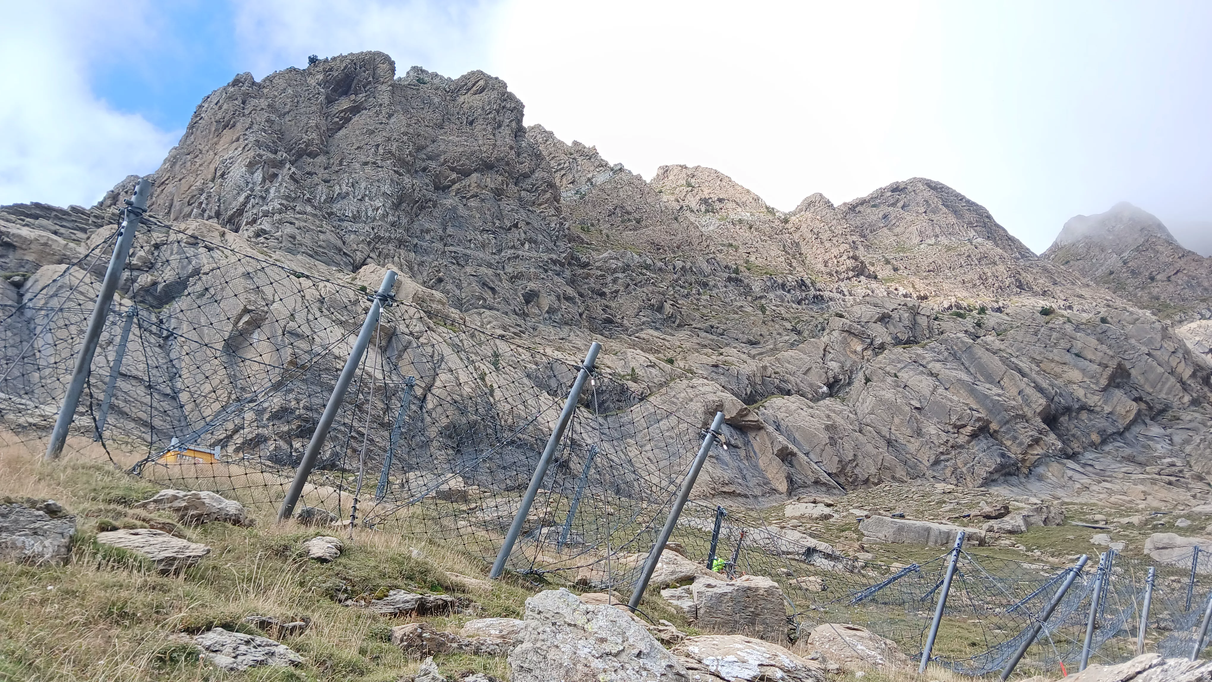 Mallas dinámicas antialudes que estabilizan el manto de nieve y frenan su deslizamiento en Canfranc Estación. Foto DGA.