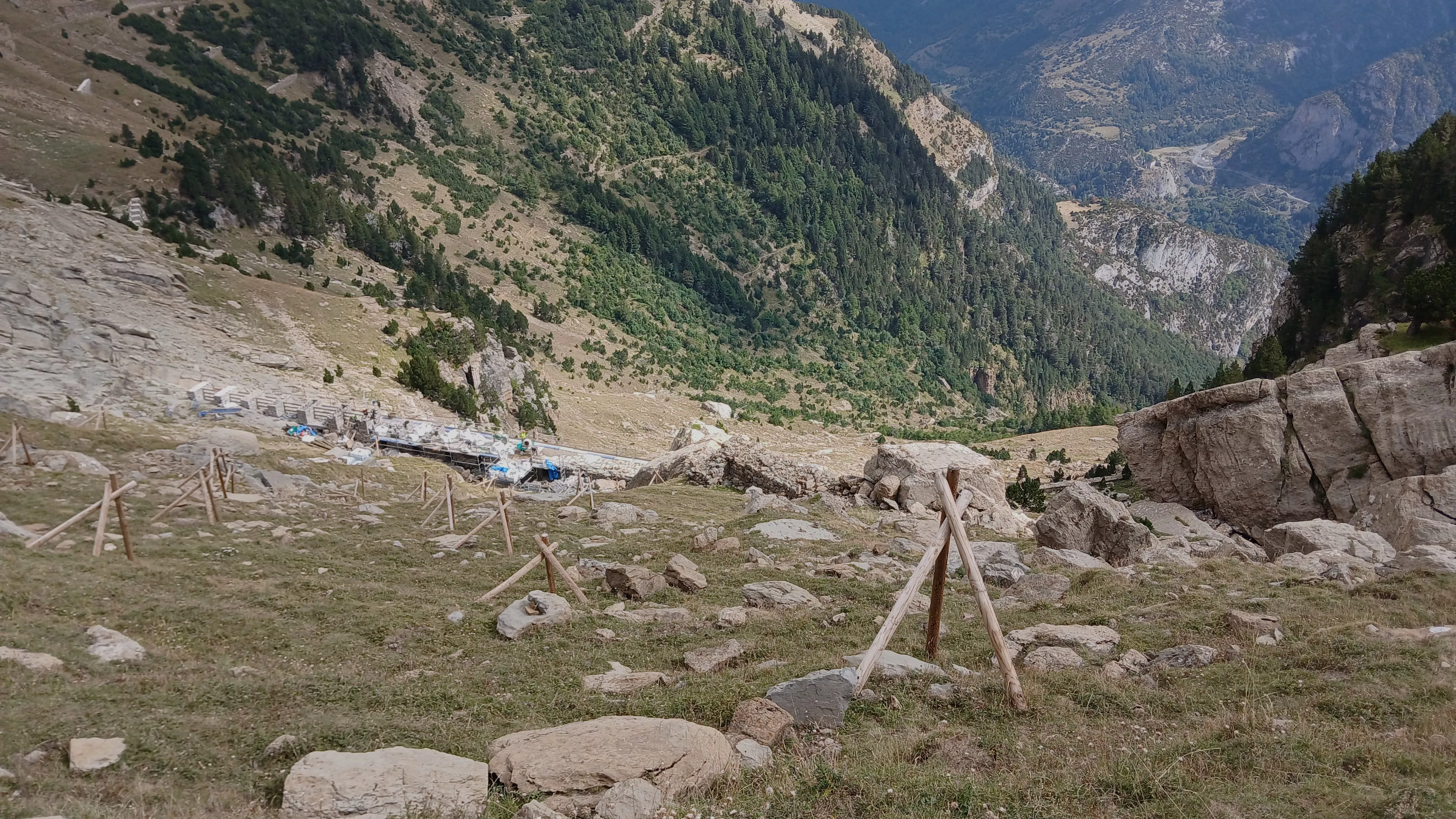 Trípodes de madera para la retención del manto nivoso en Canfranc Estación. Foto DGA