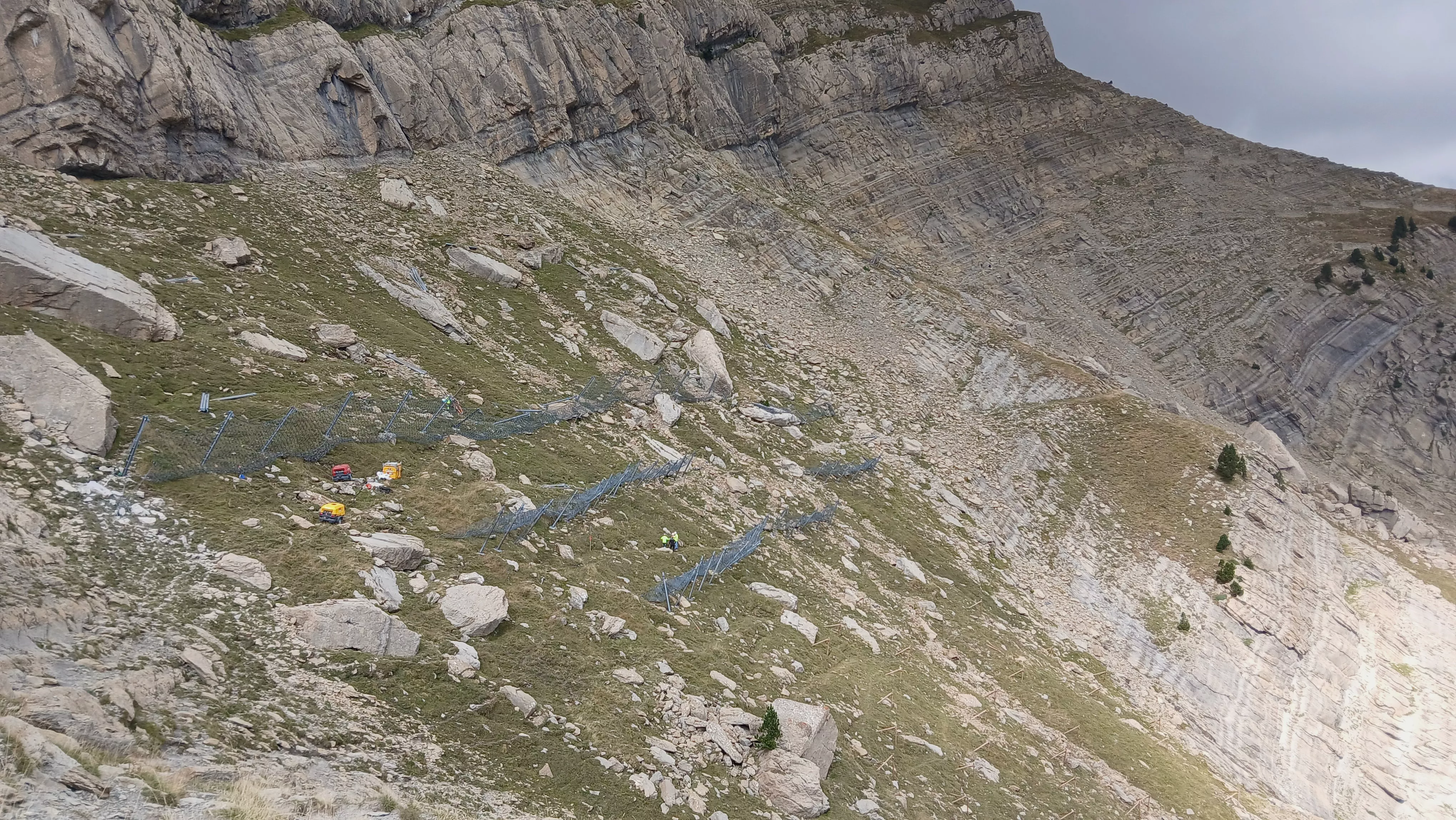 Mallas dinámicas antialudes que estabilizan el manto de nieve y frenan su deslizamiento en Canfranc. Foto DGA