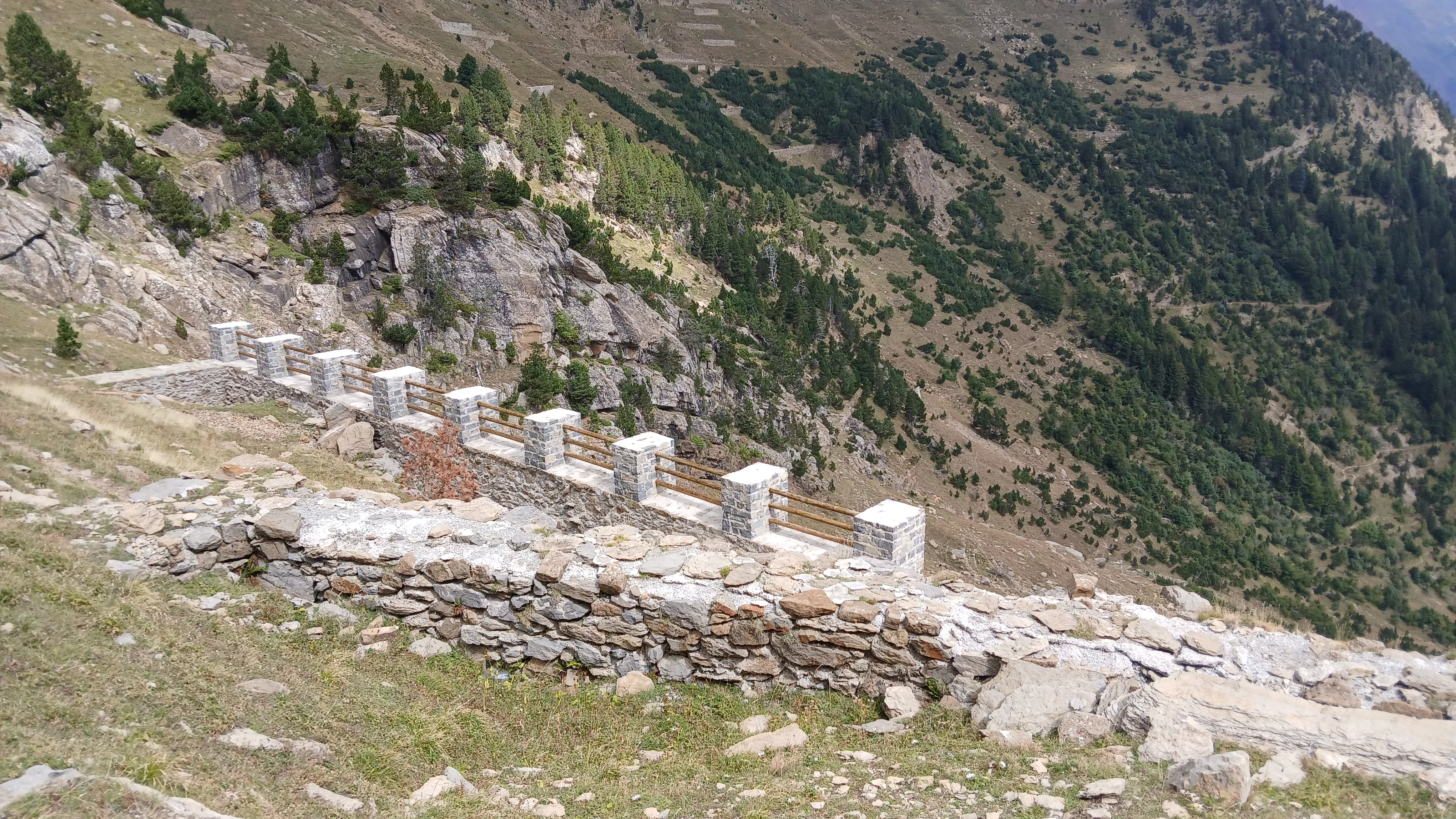 Construcción de dique-rastrillo que detiene bloques, consolida el manto nivoso y divide los aludes en su inicio. Foto DGA