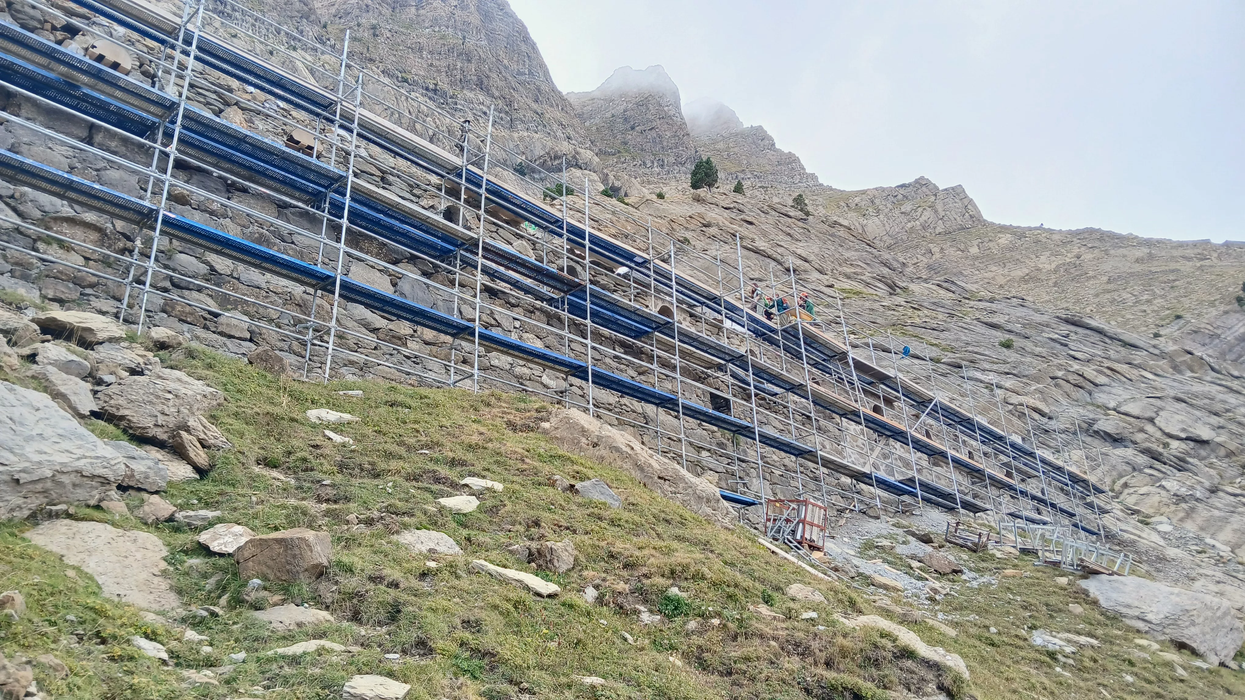 Andamios colocados a más de 2.000 metros de altitud. Foto DGA