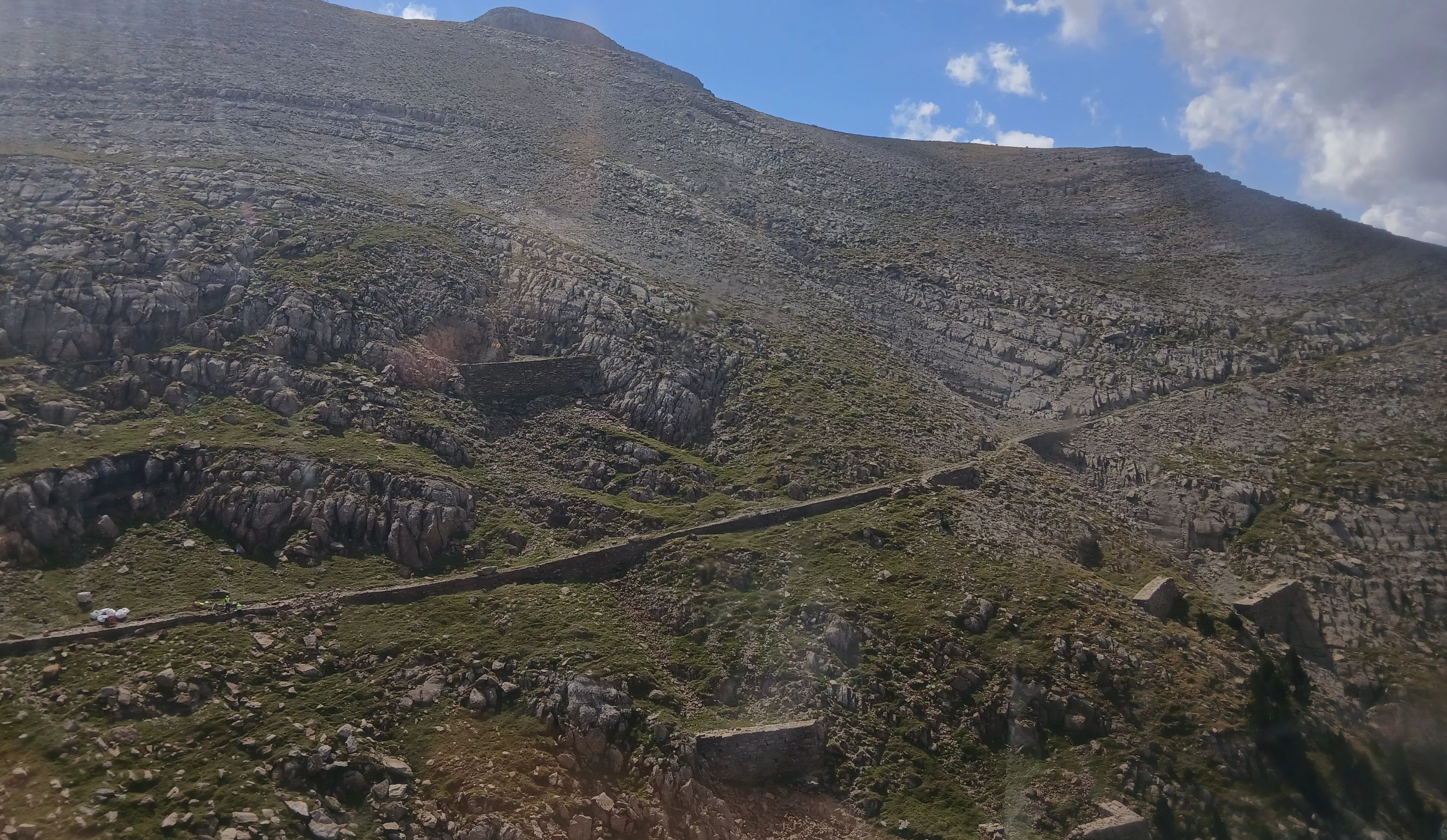 Banquetas y cajones de nieve construidos entre 1907 y 1930. Foto DGA