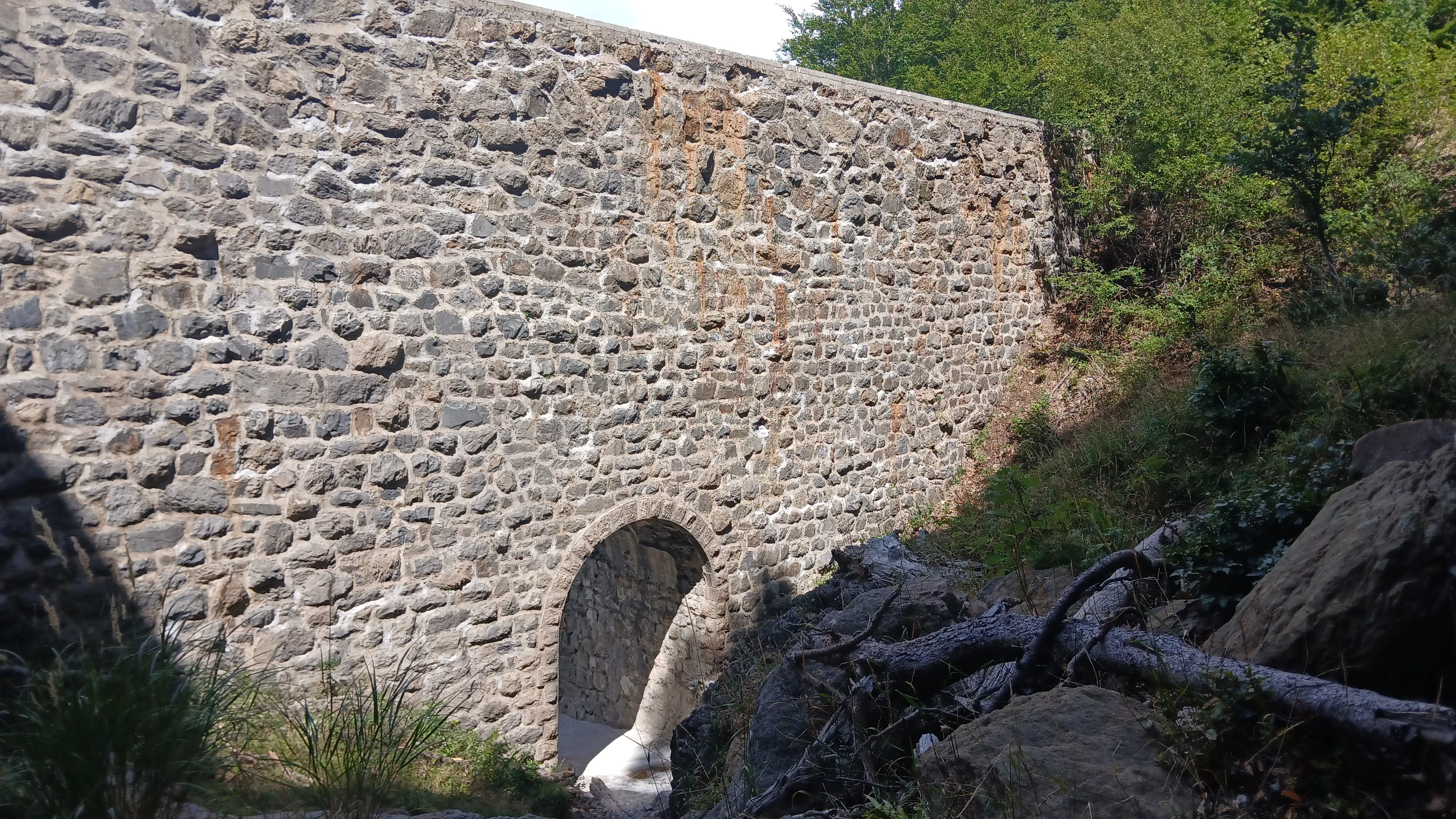 Dique “vacío” (contra aludes) recientemente consolidado en el barranco de Epifanio. Foto DGA