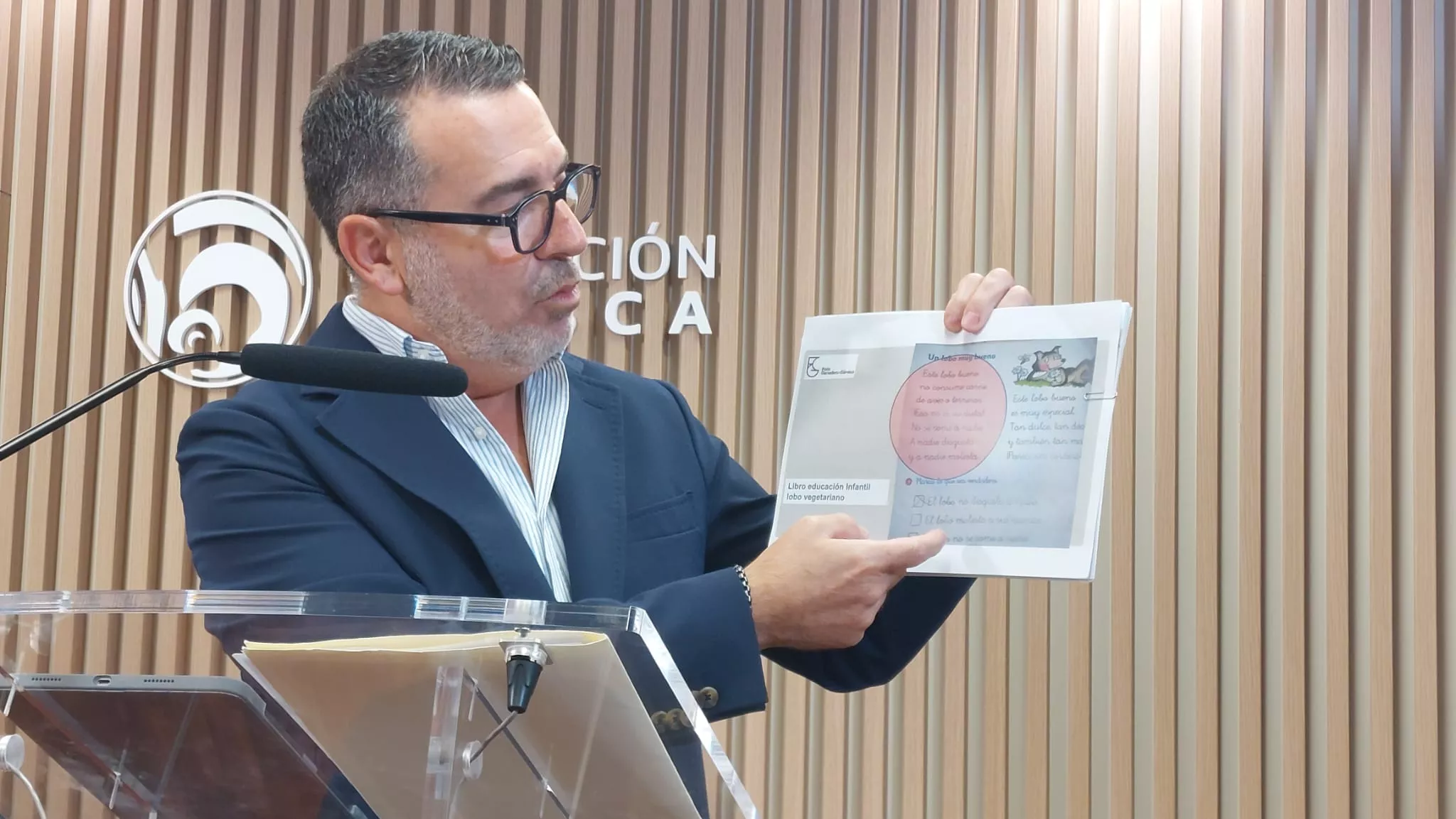 Javier Folch leyendo un libro de texto Javier Folch leyendo un libro de texto