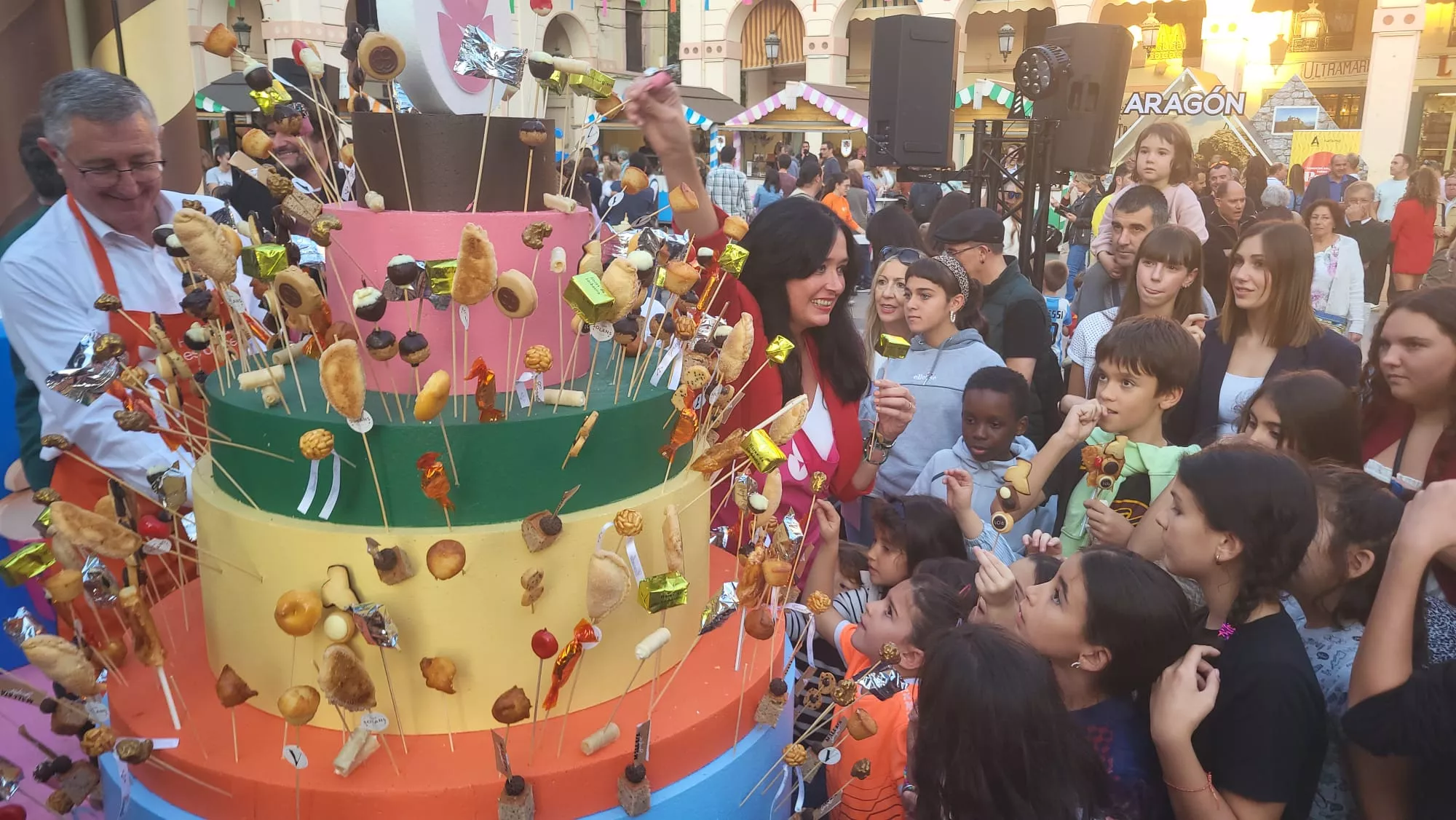 La inauguración de la Feria Huesca es Dulce ha concluido con un reparto masivo de lamines. La inauguración de la Feria Huesca es Dulce ha concluido con un reparto masivo de lamines.