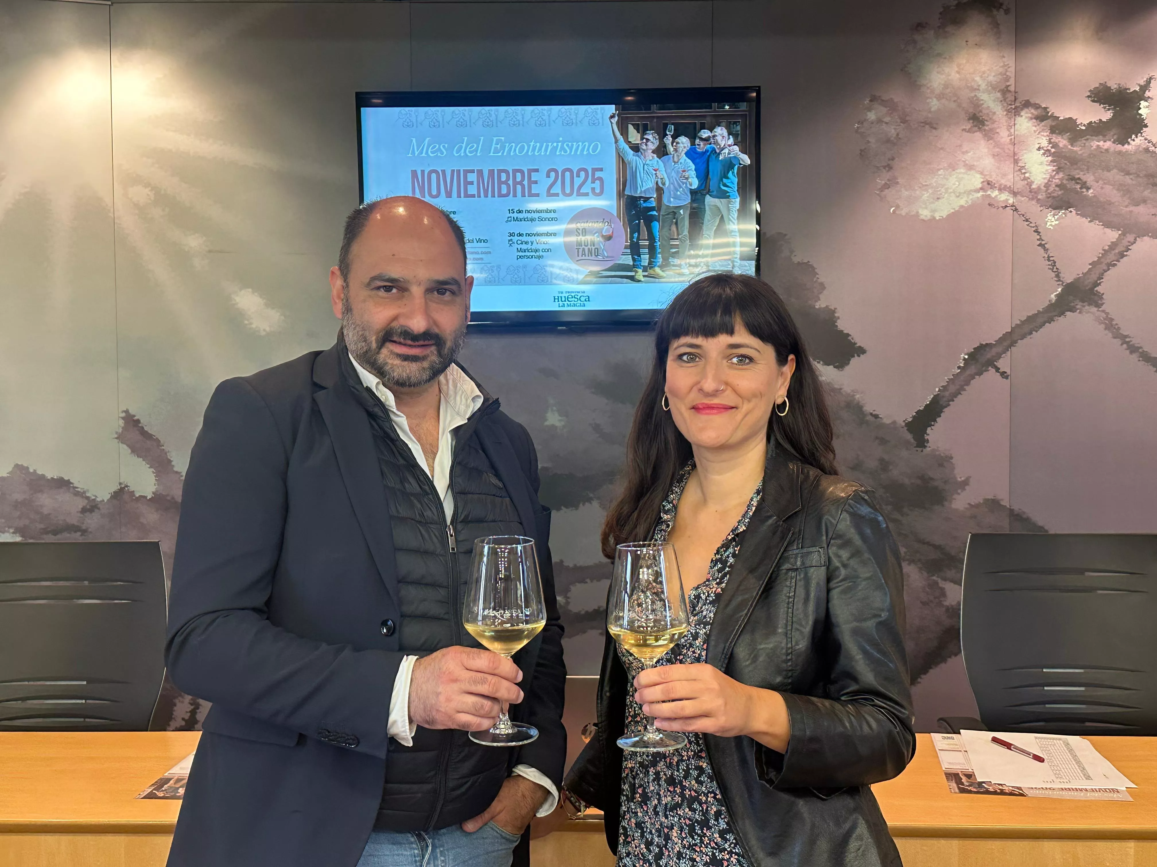 Fernando Torres y Clara Bosch han presentado la nueva edición de Catando Somontano. Fernando Torres y Clara Bosch han presentado la nueva edición de Catando Somontano.