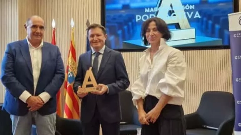 José Víctor Alfaro entre Fernando Luna y Avelina Bellostas