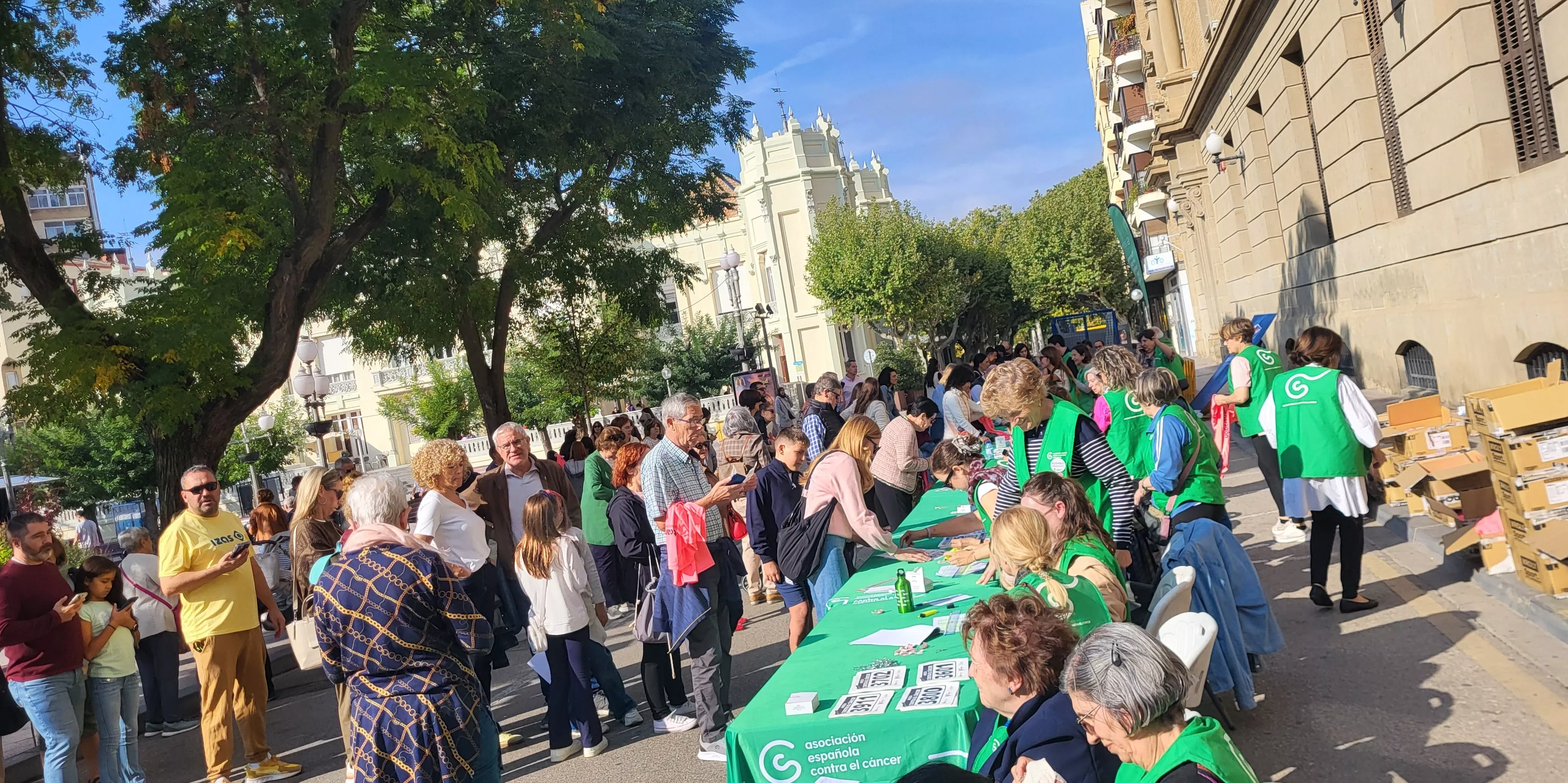 Entrega de camisetas y dorsales de la XI Carrera Huesca contra el cáncer. Foto Mercedes Manterola